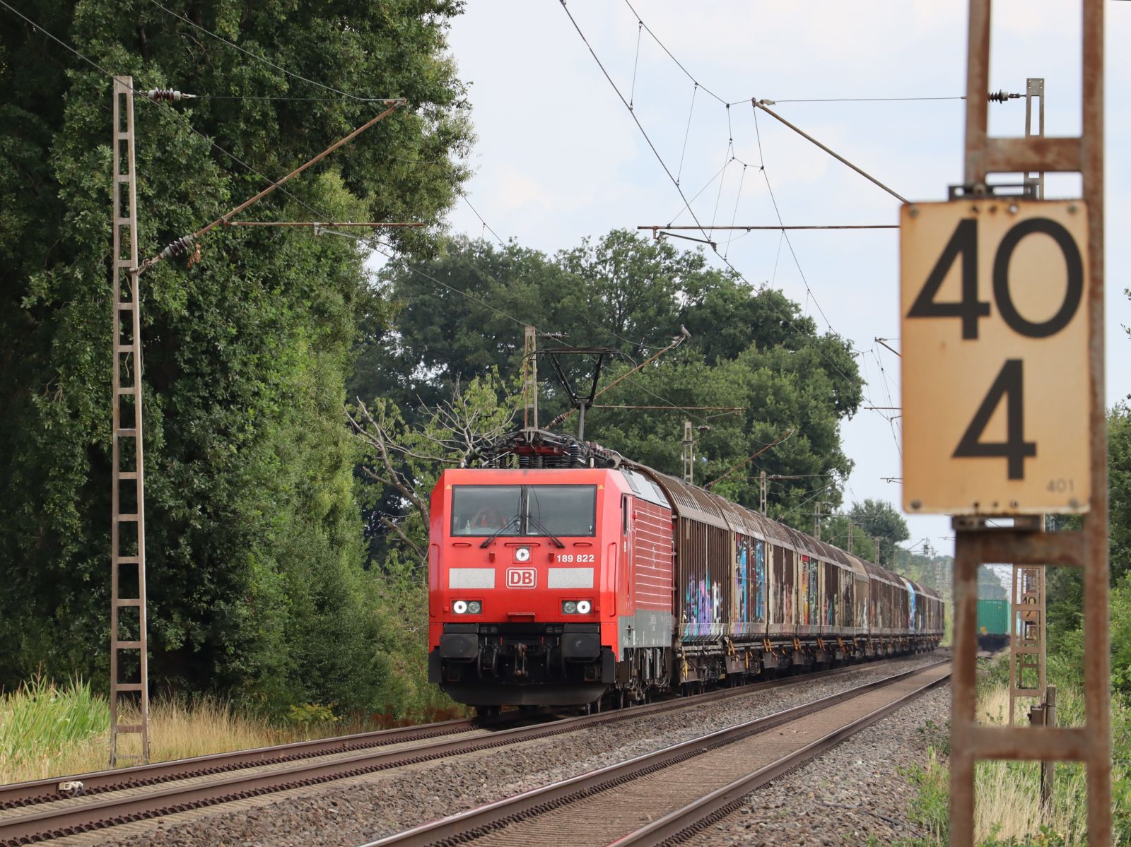 DB Cargo Lokomotive 189 822-0 (91 80 6189 822-0 D-DB) bei Bahnbergang Wasserstrasse Hamminkeln 18-08-2022.

DB Cargo locomotief 189 822-0 (91 80 6189 822-0 D-DB) bij overweg Wasserstrasse Hamminkeln 18-08-2022.