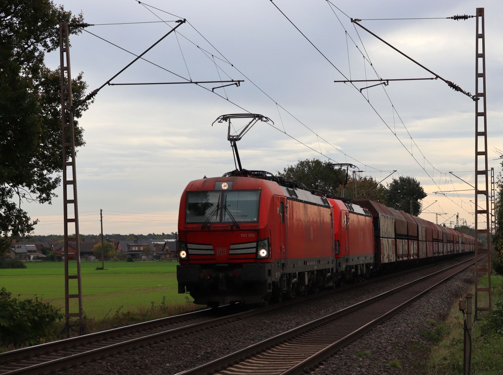 DB Cargo Lokomotive 193 302-7 (91 80 6193 302-7 D-DB) mit Schwesterlok Kikenheckweg, Hamminkeln 03-11-2022.


DB Cargo locomotief 193 302-7 (91 80 6193 302-7 D-DB) met zusterloc Kikenheckweg, Hamminkeln 03-11-2022.