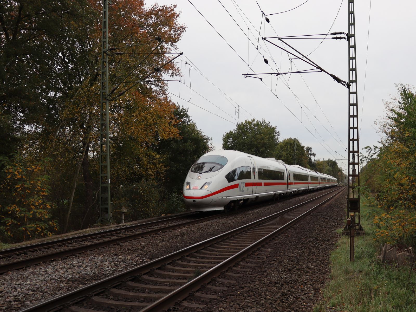 DB ICE Triebzug 4680 (406 080-2)  Wrzburg  bei Bahnbergang Grenzweg, Hamminkeln 03-11-2022.

DB ICE treinstel 4680 (406 080-2)  Wrzburg  bij overweg Grenzweg, Hamminkeln 03-11-2022.