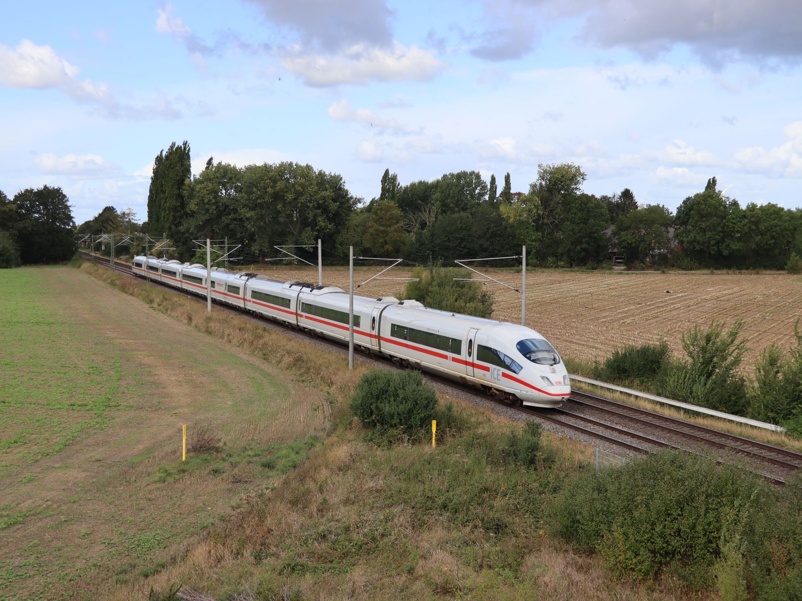 DB ICE Triebzug 4683  Limburg an der Lahn  Baumannstrasse, Praest 16-09-2022.

DB ICE treinstel 4683  Limburg an der Lahn  Baumannstrasse, Praest 16-09-2022.