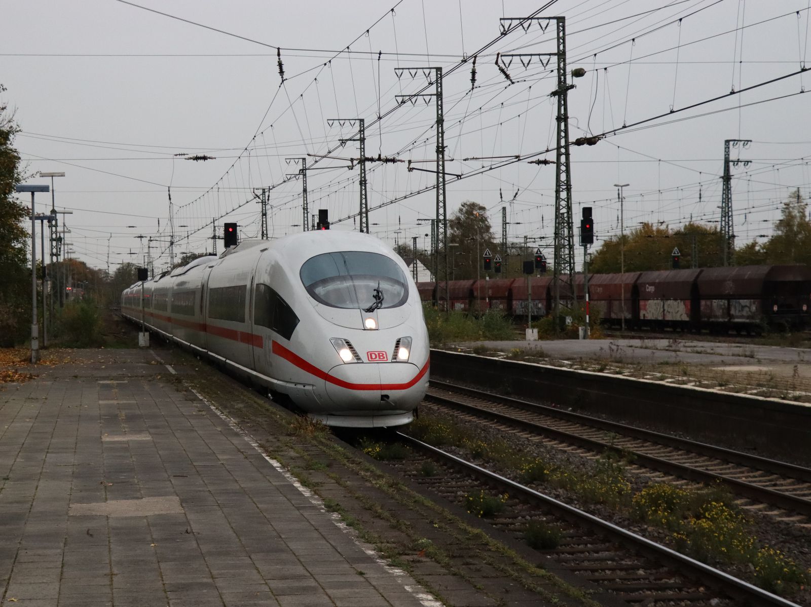 DB ICE Triebzug 4683  Limburg an der Lahn  Durchfahrt Gleis 2 Bahnhof Emmerich am Rhein 03-11-2022.

DB ICE treinstel 4683 genaamd  Limburg an der Lahn  doorkomst spoor 2 Emmerich 03-11-2022.