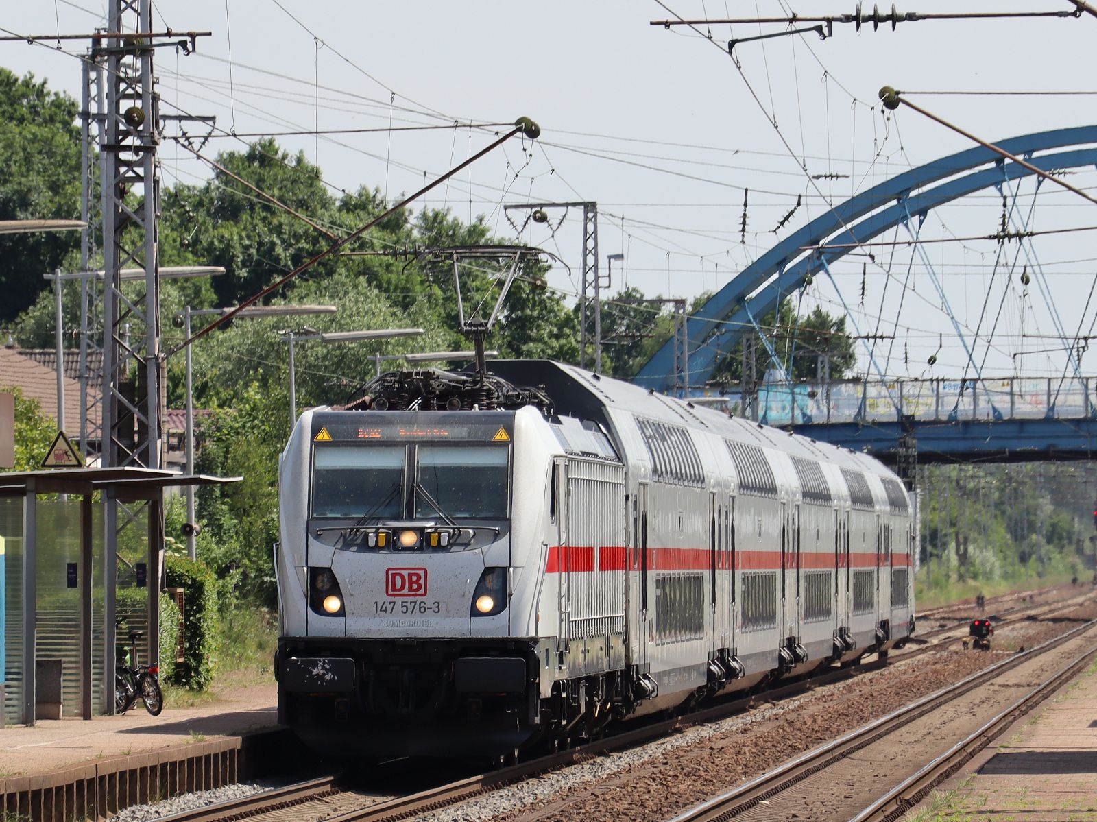 DB Lokomotive 147 576-3 fhrt mit der Wagengarnitur 4903 Gleis 4 Bahnhof Salzbergen 03-06-2022.

DB locomotief 147 576-3 met rijtuigstam 4903 doorkomst spoor 4 station Salzbergen 03-06-2022.