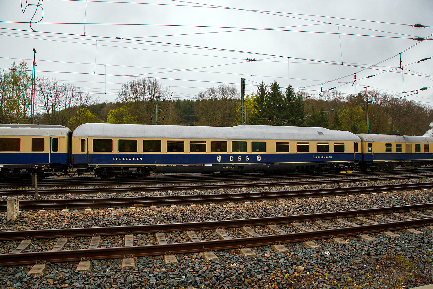 Der 1. Klasse Rheingold Buckelspeisewagen D-RhBG 56 80 88-71 102-9 WRmh 131.0 der Rheingold-Zug Betriebsgesellschaft mbH, eingereiht im Zugverband in einen Sonderzug, hier am 22 April 2017 beim Bahnhof Au/Sieg.

Der Buckelspeisewagen wurde 1963 von O&K (Orenstein und Koppel) in Berlin-Spandau gebaut und als 105 WR4üm an die DSG - Deutsche Schlaf- und Speisewagengesellschaft (später Deutsche Service-Gesellschaft der DB) geliefert. 1965 wurde er zum DB 11 105 WR4üm-62 und im September 1966 zum 61 80 88-80 005-6 WRümh 131umgezeichnet. In den 1980er-Jahren wurde er zum D-DB 51 80 09-80 102-9 WGmh 038.8. 1993 ging er an den Eisenbahn Kurier Verlag und wurde über die Rheingold-Zug Betriebsgesellschaft mbH als 56 80 88-71 102-9 D-RhBG WRmh 131.0 eingestellt.

TECHNISCHE DATEN:
Länge über Puffer: 26.400 mm
Wagenkastenlänge: 26.100 mm
Wagenkastenbreite: 2.825 mm
Höhe über Schienenoberkante: 4.050 mm
Drehzapfenabstand: 19.000 mm
Achsstand im Drehgestell: 2.500 mm
Leergewicht: 54 t
Höchstgeschwindigkeit: 160 km/h
Ausstattung: Speisewagen mit 48 Plätzen und doppelstöckigem Versorgungstrakt.