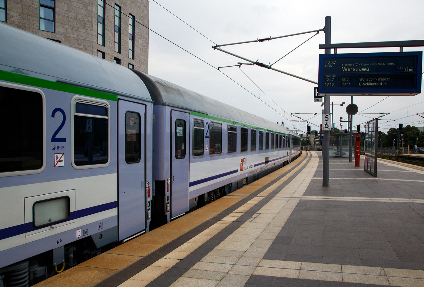 Der 2. Klasse klimatisierte Abteilwagen (Reisezugwagen) PL-PLKIC 61 51 21-90 032-3 der Gattung B11mnouz (Typ Z1B / Bdmnu) der PKP Intercity, eingereiht als Wagen 268 in den „Berlin-Warszawa-Express“ EC 45 (DB) / EIC 71004 (PKPIC), am 24. Juni 2017 im Hbf Berlin.

TECHNISCHE DATEN:
Länge über Puffer: 26.400 mm
Drehzapfenabstand: 19.000 mm
Höchstgeschwindigkeit: 200 km/h
Sitzplätze: 66 (in 11 Abteilen der 2. Klasse)
Toiletten: 2
Zulassungen: RIC