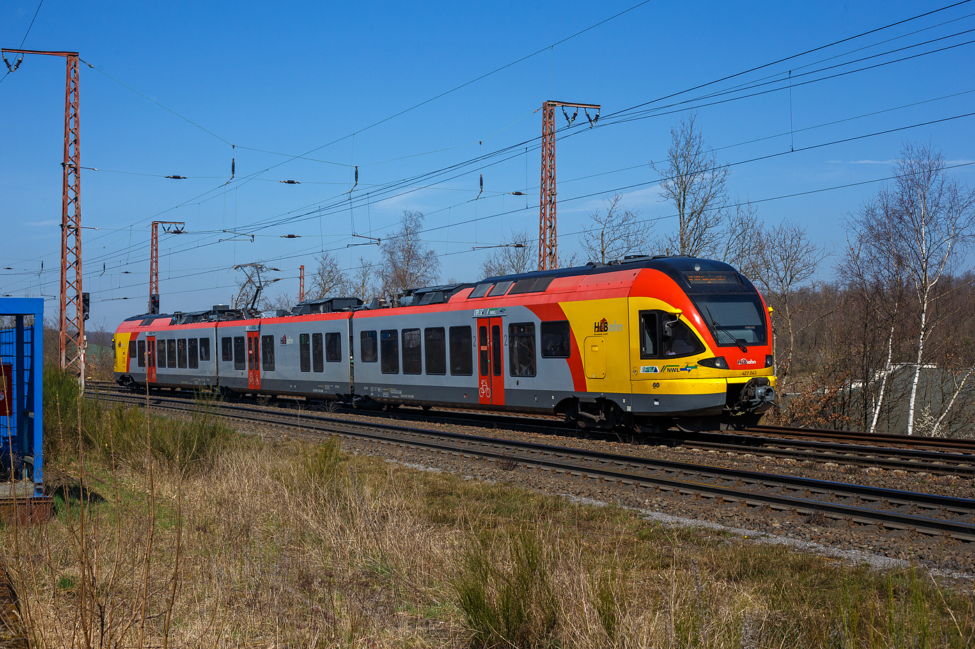 Der 3-teilige Stadler FLIRT 427 543 / 827 043 / 427 043 (94 80 0427 625-9 D-HEB / 94 80 0827 125-6 D-HEB / 94 80 0427 125-0 D-HEB) der HLB (Hessischen Landesbahn) fährt am 12 April 2025, als RE 99 „Main-Sieg-Express“ (Frankfurt am Main – Geißen – Siegen Hbf), durch Rudersdorf (Kreis Siegen) in Richtung Siegen.

Der Triebzug wurde 2010 von Stadler Pankow in Berlin unter den Fabriknummern 38627 bis 38629 gebaut und an die HLB geliefert.