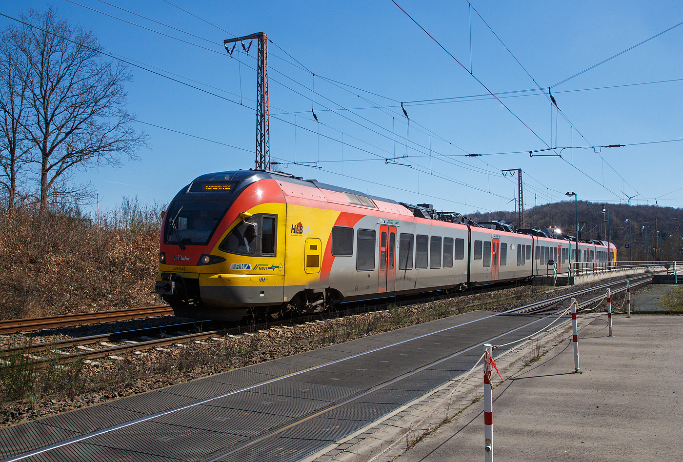 Der 5-teilige Stadler Flirt 429 043 / 429 543 der HLB (Hessischen Landesbahn) fährt am 04.04.2023, als RE 99  Main-Sieg-Express  (Frankfurt - Gießen - Siegen), durch Rudersdorf (Kreis Siegen) in Richtung Siegen.