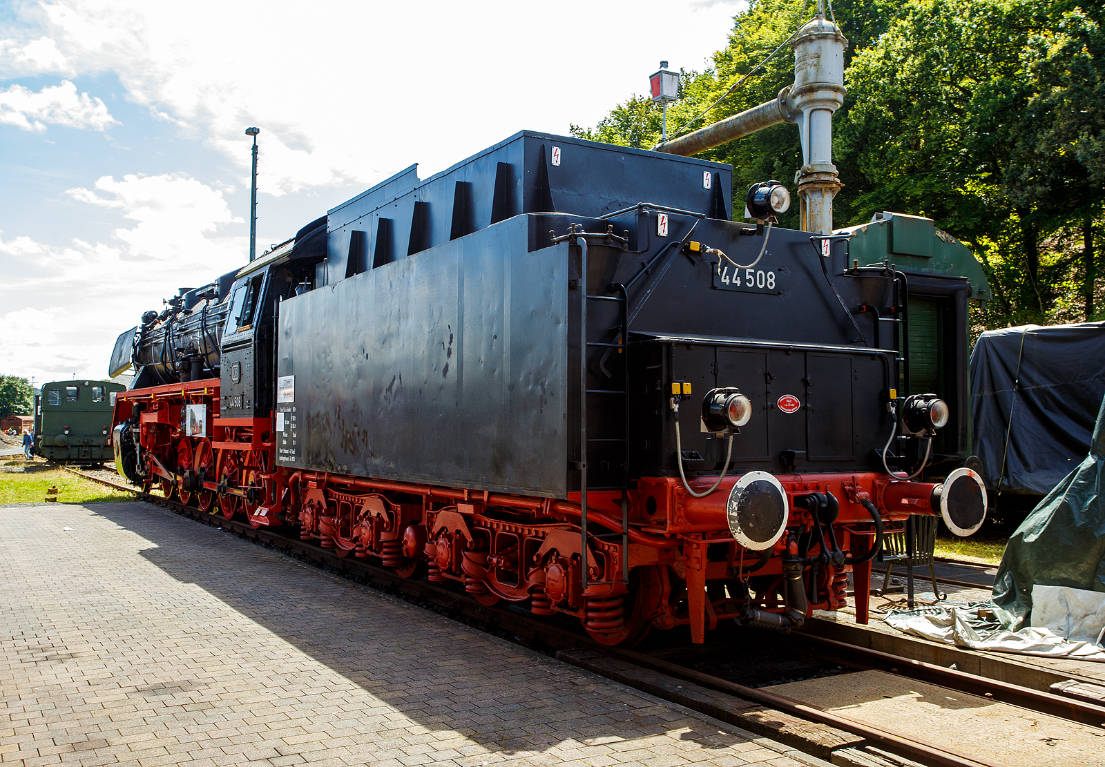 Der „Jumbo“ bzw. die schwere kohlegefeuerte fünffachgekuppelte Dreizylinder-Güterzug-Dampflokomotive 44 508, ex DB 044 508-0, Ansicht von der Tenderseite, am 07 Juli 2024 ausgestellt beim Lokschuppen vom Erlebnisbahnhof Westerwald der Westerwälder Eisenbahnfreunde 44 508 e. V. hier war Lokschuppenfest.

Nun erstrahlt sie im vollen Glanz, auch die Treib- und Kuppelstangen sind nun wieder montiert.

Die Dampflokomotive 44 508 wurde im Jahr 1941 von der Lokomotivfabrik Krauss-Maffei in München unter der Fabriknummer 16113 gebaut und an die DR geliefert. Nach dem Krieg blieb sie im Westen und wurde so 1949 als 44 508 in den Bestand der Deutsche Bundesbahn aufgenommen, mit der Einführung des EDV-Nummernschemas wurde sie zum 01.01.1968 in 044 508-0 umgezeichnet. Seit Mitte der 1950er Jahre ist sie gekuppelt mit dem 2'2'T34 Tender der ex ÖBB 44 1561 (Borsig Lokomotiv-Werke GmbH, Hennigsdorf-Berlin, Baujahr 1940, Fabriknummer 15400). Bis zu ihrer Außerdienststellung im Mai 1977, im BW Gelsenkirchen-Bismarck legte sie eine Strecke von über 1.9 Millionen Kilometern zurück.

Die Maschine verfügt über ein Drei-Zylinder-Triebwerk, fünf Antriebsachsen und einen Schlepptender, in dem sie 10 Tonnen Kohle und 34 Kubikmeter Wasser mitführen kann. Sie erreicht eine maximale Leistung von 1.910 PS bei einem Dienstgewicht von 160 Tonnen. 

Die 44 508 wurde im Mai 1977 beim Bahnbetriebswerk Gelsenkirchen-Bismarck außer Dienst gestellt. Die 44 508 ist eine der letzten erhaltenen Dampflokomotiven ihrer Bauart. Sie wurde im Jahr 1987 durch eine Freizeitgruppe des Bahn-Sozialwerkes (BSW) übernommen. Damit begann die museale Aufarbeitung der Lok, die im Jahre 2002 jedoch unterbrochen wurde, als das Domizil in Siershahn geräumt werden musste. Der Verein Westerwälder Eisenbahnfreunde übernahm diese Dampflokomotive als Leihgabe des DB Museums, auch wenn sie nie im Westerwald eingesetzt war.
