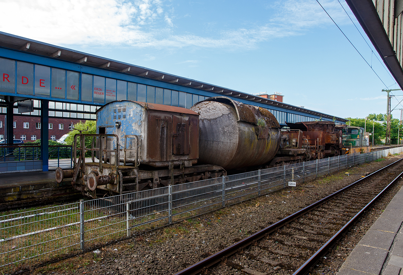 Der achtachsige Torpedowagen T 22 (86001) am 24 Juni 2025 beim Hauptbahnhof Oberhausen am Museumsbahnsteig/-gleis. Der Wagen wurde vermutlich auf der Henrichshütte in Hattingen (Ruhr) verwendet. Mit 8 Achsen (2x4) ist dieser Torpedowagen ein recht kleiner Wagen für ca. 100 t Roheisen.

Der Torpedowagen (auch Torpedopfannenwagen oder Roheisenmischerwagen genannt) ist ein Pfannenwagen, dessen Pfanne (der Roheisenmischer) eine an einen Torpedo erinnernde Form hat. Ein langgestreckter Behälter mit rundem Querschnitt zwischen zwei Drehgestellen. Die Wagen haben außer dem Behälter selbst keinen Rahmen zwischen den Drehgestellen, damit der Behälter möglichst groß dimensioniert werden kann.

Die heutigen Hochöfen besitzen eine untere Etage, durch die direkt die Eisenbahnzüge fahren können. Das Roheisen rinnt dabei während des Abstichs in die bereitgestellten Pfannenwagen, die die Form von Zigarren (sogenannte Torpedowagen) besitzen. In den Wagen wird das noch flüssige Roheisen zur Weiterverarbeitung zum Konverter ins Stahlwerk befördert.

Damit das über 1.400 °C heiße Roheisen beim Transport nicht zu sehr abkühlt und die Wagen nicht beschädigt werden, sind die Pfannen im Inneren doppelwandig mit Schamottesteinen ausgekleidet. Bei Fahrten außerhalb der Werksgelände werden zwischen die Pfannenwagen häufig leere Flachwagen als Abstandshalter in die Zugkomposition eingefügt, um eine zu hohe Flächenbelastung auf Brücken zu vermeiden. Auf den Werksgeländen werden Brücken möglichst vermieden bzw. sind ausreichend stark ausgelegt.

Ein typischer Torpedowagen fasst zwischen 160 und 320 Tonnen flüssigen Roheisens, ein Zug besteht aus vier bis sechs solcher Wagen. Torpedowagen lassen sich fest verschließen und können das Eisen wesentlich länger flüssig halten (bis zu 30 Stunden) als normale Pfannenwagen.
