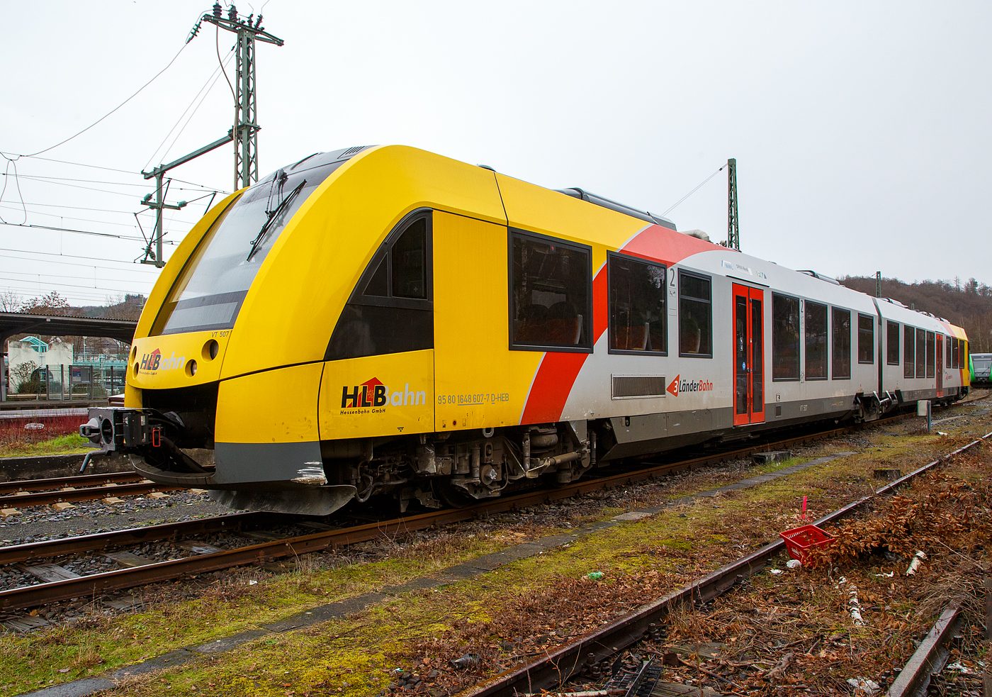 Der am 23. Dezember 2022 von einem Felssturz-/Erdrutsch bei Herdorf (beim Hp Königsstollen) havarierte Diesel-Triebwagen VT 507 (95 80 1648 107-8 D-HEB / 95 80 1648 607-7 D-HEB), ein Alstom Coradia LINT 41 der neuen Generation, der HLB (Hessische Landesbahn GmbH) wurde noch am 28.12.2022 nach Betzdorf (Sieg) geschleppt und stand an dem Tage noch da. 

Im neuen Jahr war er dort nicht mehr zu sehen und ist wohl auch schonwieder instandgesetzt. 

Nur bei der DB Netz AG dauert es wohl sehr lange bis man ein paar Brocken vom Gleis räumt und die Strecke provisorisch sichern kann. Der Streckenabschnitt ist bis vsl. Ende Januar 2023 gesperrt. So treibt man noch mehr Güterverkehr auf die Straße, die täglichen 1.000 bis 2.000 t Stahl-Coil müssen so nun über die Straße transportiert werden. Was für ein armes Bahnland Deutschland. Klar ist das eine Hangsicherung mit Stahl-Netzen nicht mal eben gemacht ist, aber die wenige Meter Gleis entlang des Hanges lassen sich provisorisch schnell sichern. Auch das Räumen des Gleisbettes dürfte kein Problem darstellen. Wo ein Wille da ist auch ein Weg. 
