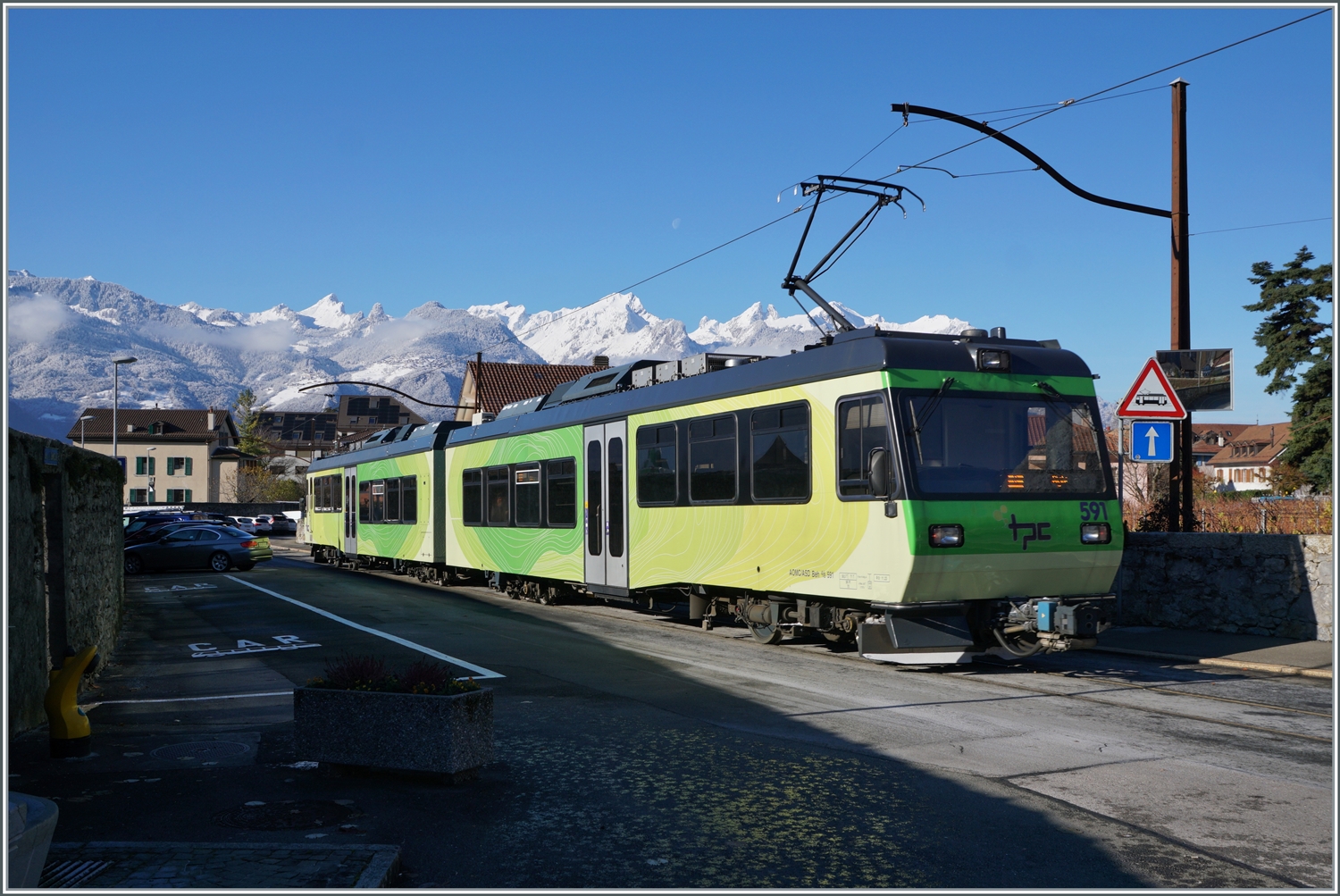 Der AOMC/ASD Beh 4/8 591 ist als Regionalzug 431 von Les Diablerets nach Aigle unterwegs und erreicht die Haltestelle Aigle-Place-du-Marché (ASD). 3. Dezember 2023