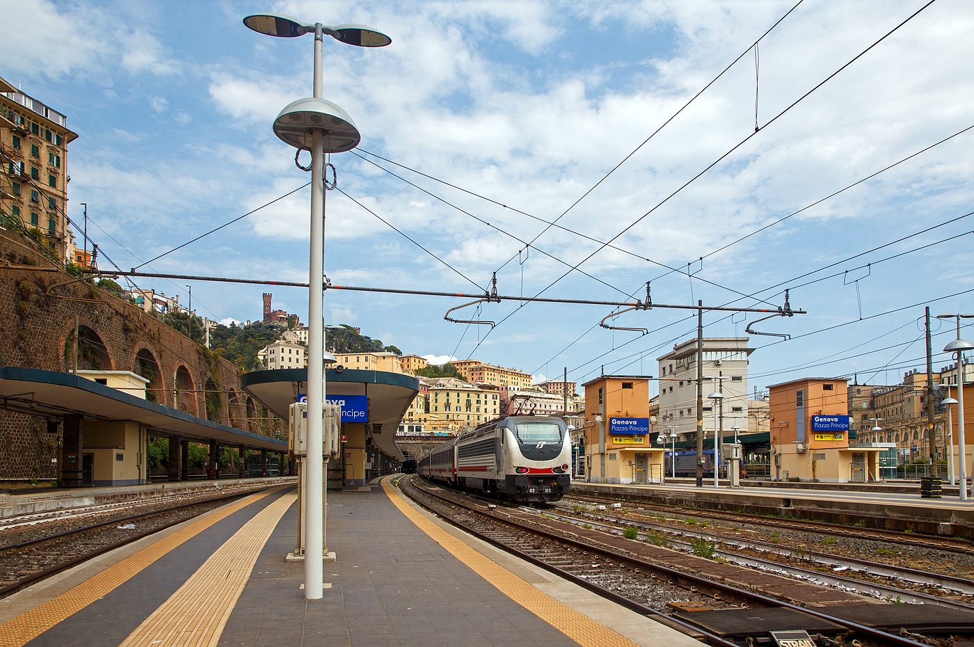 Der Bahnhof Genua / Genova Piazza Principe (Blickrichtung Osten) am 23 Juli 2022. Mittig ein angestellter Trenitalia Intercity im Sandwich zweier E.402 B (hier am Zugschluss die E 402.115). 

Oben die Burg D'Albertis (italienisch Castello d'Albertis) sie ist eine historische Residenz.

Der Bahnhof Genova Piazza Principe ist einer der zwei Hauptbahnhöfe der italienischen Hafenstadt Genua. Er liegt im nordwestlichen Bereich des Stadtzentrums, zwischen der Piazza Acquaverde, wo sich die Passagierzugänge befinden, und der Piazza del Principe. Das Bahnhofsgebäude nimmt den gesamten nördlichen Abschnitt der Via Andrea Doria ein, hier befinden sich die Servicezugänge. In kurzer Entfernung liegt der imposante Palazzo del Principe. Der zweite Hauptbahnhof der ligurischen Hauptstadt ist der Bahnhof Genova Brignole.