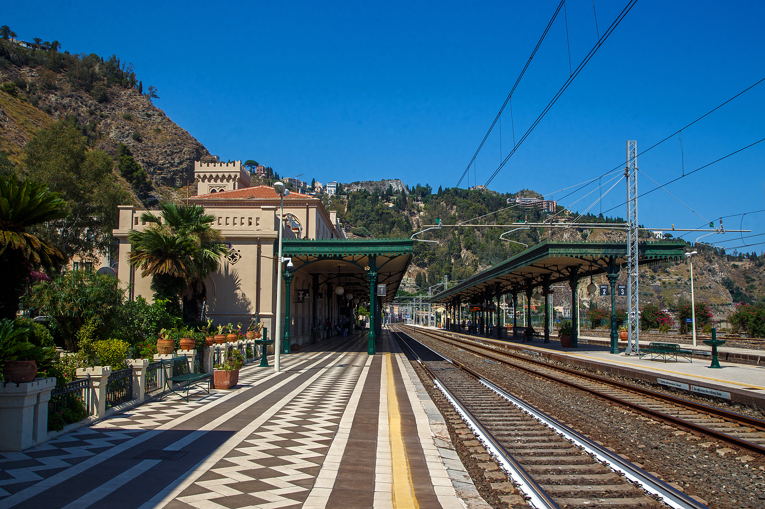 Der Bahnhof Taormina-Giardini/Stazione di Taormina-Giardini an der Ostküste Siziliens und an der Bahnstrecke Messina–Catania-Syrakus/Siracusa (RFI 152) am 18 Juli 2022. 