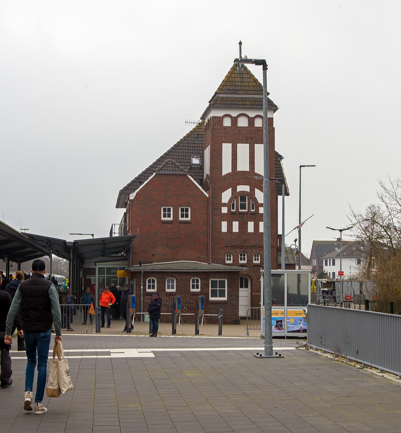 Der Bahnhof Wangerooge (Seitenansicht) am 12 März 2024. Im Zentrum des Inselorts liegt der im Jugendstil erbaute Bahnhof. Das denkmalgeschützte Backsteingebäude mit großem Kuppelwalmdach und Uhrenturm stammt aus dem Jahr 1906. Es wurde 2003 umfassend restauriert und modernisiert. Es ist gelungen, den historischen Teil der Fassade originalgetreu wiederherzustellen und gleichzeitig das Innere des Bahnhofs an die Anforderungen eines modernen Servicebetriebes anzupassen. Hierzu gehören ein ServiceCenter, in dem sich Verkehrsverein und Bahn befinden sowie der barrierefreie Ausbau des Bahnhofs.

Das Empfangsgebäude ist an der dem Ort zugewandten Seite mit der Aufschrift „Kehre wieder“ versehen. Ein weiteres Kuriosum kann man noch am Hafenbahnhof entdecken, hier befindet sich das Schild „Gott schuf die Zeit. Von Eile hat er nichts gesagt.“
