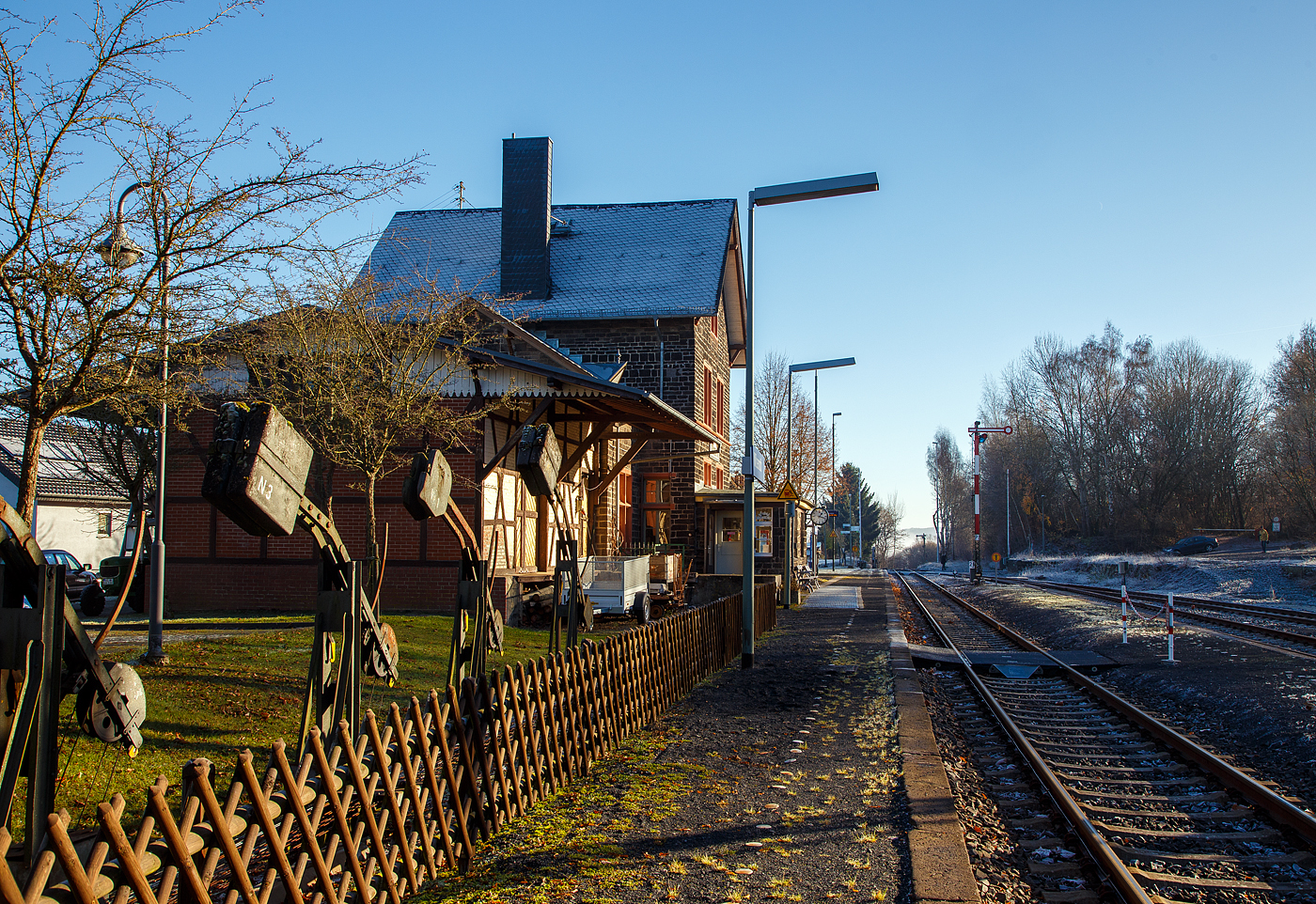 Der Bahnhof Wilsenroth (Dornburg) Westerwald an der Oberwesterwaldbahn (KBS 461) am 03 Dezember 2016.