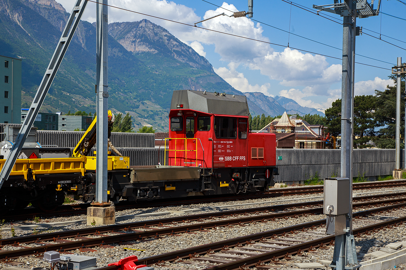 Der Bautraktor bzw. das Baudienstfahrzeug Tm 234 114-7 (Tm 98 85 5 234 114-7 CH-SBBI) der SBB Infrastruktur ist am 26.05. 2023 beim Bahnhof Martigny abgestellt.