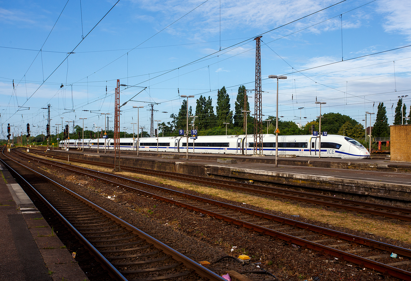 Der blaugestreifte ICE 3neo – Velaro MS, Tz 8029 „Europa/Europe“ (93 80 5408 029-7 D-DB etc.) der DB Fernverkehr AG, verlässt am 24 Juni 2025, als ICE 121 von Amsterdam Centraal über Köln Hbf nach Frankfurt (Main) Hbf nach, den Hauptbahnhof Oberhausen. 

Der ICE 3neo Tz 8029 wurde 2024 von SIEMENS gebaut, er hat die Zulassungen für Deutschland, Belgien und die Niederlande. Der Zug wurde am 23 September 2024 in Belgiens Hauptstadt Brüssel, das ja auch Hauptsitz der Europäischen Union ist, auf den Namen „Europa/Europe“ getauft. Gleichdrauf am selben Tag folgte der erster Fahrgasteinsatz als Sonderzug ICE 13411 Brüssel–Berlin, zur InnoTrans 2024.

Der ICE 3neo ist das neue Flaggschiff der DB Zugflotte, von diesen hat die DB Fernverkehr AG 90 achtteilige Einheiten bestellt (z.Z. sind 38 geliefert). Die Züge ergänzen seit Dezember 2022 die 300-km/h-Flotte und lösten ab Juni 2024 die Züge der Baureihe 406 auf den „ICE International“-Linien nach Belgien und in die Niederlande ab. 

Die ICE 3neo– Velaro MS basieren auf der bewährten Velaro-Plattform und sind eine Weiterentwicklung der Baureihe 407. Die neuen, für 320 km ausgelegten Züge werden als ICE 3neo vermarktet. Die ICE der Baureihe 408 sollen komfortabler werden, acht Fahrradstellplätze pro Garnitur aufweisen, 16 Plätze für Familien sowie 5 Plätze für Kleinkinder bieten. Ein Novum sind frequenzdurchlässige Scheiben für einen stabilen Mobilfunkempfang.

Die besonderen Merkmale und Neuerungen des ICE 3neo:
Besonders die Fahrgäste werden von den Neuerungen und dem Komfort profitieren. Das bereits im ICE 4 bewährte Beleuchtungssystem mit wechselnden Farbtönen wird auch im ICE 3neo installiert. Neu gestaltete Gepäckregale bieten mehr Stauraum als in gegenwärtigen ICE-Zügen. Rollstuhlfahrer werden den neuen Hublift für einen leichteren Zustieg zu schätzen wissen. Radfahrer wird es freuen, dass in jedem ICE 3neo acht Fahrradstellplätze zur Verfügung stehen. Für ein zügiges Aus- und Einsteigen sorgen zusätzliche Türen. In beiden Wagenklassen befinden sich Tablet-Halter und Steckdosen an allen Sitzplätzen. Mobilfunkdurchlässige Scheiben ermöglichen einen stabileren Empfang von Sprache und Daten. Eine konsequente Modulbauweise ermöglicht einen schnellen und einfachen Austausch defekter Bauteile im ICE 3neo. Das schließt auch die Kaffee- und Spülmaschinen im Bordbistro ein. Seit dem 17. Zug sind die ICE 3neo mit dem neuen ICE-Innendesign ausgestattet: Die komplett neu entwickelten Sitze sind als persönlicher Rückzugsort konzipiert, bieten bessere Verstellmöglichkeiten und somit noch mehr Komfort. Eine harmonische Formgebung, moderne Materialien wie Holzdekor und Bezüge aus hochwertigem Stoffgewebe bestimmen das neue Erscheinungsbild. Für die Sitzbezüge werden warme Grautöne in der 1. Klasse, Blautöne in der 2. Klasse und Burgundy-Rot im Bordrestaurant verwendet. 

Allgemein:
Alle Züge bestehen aus acht Wagen und werden gegenüber den bauähnlichen Zügen der Baureihe 407 mit zwei Außentüren je Seite (408.6 und 408.8) mehr, sowie einer exklusiv für Rollstuhlfahrer vorgesehenen Tür (408.3) ausgestattet. Weitere Änderungen gegenüber der Baureihe 407 sind unter anderem:
•	8 Fahrradstellplätze im Endwagen 2. Klasse
•	geänderte Hublifte
•	Farbige Akzentbeleuchtung
•	mehr Gepäckregale
•	Mobilfunktransparente Scheiben
•	WC mit neuem Design und berührungslosen Desinfektions- und Seifenspendern
•	ETCS-Fahrzeuggerät Siemens Trainguard 200 statt Hitachi Rail STS
•	optimierte Galley

Aufbau der Triebzüge:
Wagennummer (Gattung) | Beschreibung           |    Sitzplätze
29/39 (Apmzf 408.0) 	       Endwagen 1. Klasse 	45 (1. Klasse)
28/38 (Apmz 408.1)            Mittelwagen 1. Klasse 	54 (1. Klasse)
26/36 (BRmz 408.2) 	       Bordrestaurant 	23 (2. Klasse) / 16 Restaurant
25/35 (Bpmbsz 408.3)        2. Kl.- und Servicewagen 38 (2. Klasse) / 2 Rollstuhlplätze
24/34 (Bpmz 408.8) 	       Mittelwagen 2. Klasse 	 76 (2. Klasse)
23/33 (Bpmz 408.7) 	       Mittelwagen 2. Klasse 	 76 (2. Klasse)
22/32 (Bpmz 408.6) 	       Mittelwagen 2. Klasse 	 76 (2. Klasse)
21/31 (Bpmdzf 408.5) 	       2. Kl. End- und Fahrradwagen 51 (2. Klasse) / 8 Fahrradplätze

TECHNISCHE DATEN 3neo (Baureihe 408):
Hersteller:	Siemens Mobility
Baujahre: 	ab 2021
Baureihe: 408
Zulassungen für: Deutschland, Belgien und die Niederlande
Spurweite:	1.435 mm (Normalspur)
Achsfolge: 	Bo’Bo’+2’2’+Bo’Bo’+2’2’+2’2’+Bo’Bo’+2’2’+Bo’Bo’
Anzahl der Achsen / davon angetrieben: 32 / 16
Länge über Kupplung: 200.720 mm (200,72 m)
Länge Wagenkasten:  EW 25,7 m / MW 24,2 m
Höhe (über SOK): 4.343 mm 
Breite: 2.924 mm
Fußbodenhöhe: 1.240 mm (über SOK)
Drehzapfenabstand: 17.375 mm
Achsabstand im Drehgestell: 2.500 mm
Drehgestell-Typ: SF 500
Treib- und Laufraddurchmesser: 920 mm (neu) /830 mm (abgenutzt)
Leergewicht: 460 t
Dienstgewicht: 493 t
Dauerleistung: 16 x 500 kW = 8.000 kW bei AC / 4.200 kW bei DC
Anfahrzugkraft: 300 kN 
Höchstgeschwindigkeit: 320 km/h, 280 km/h in Belgien (Wechselspannung), 200 km/h (3 kV =), 160 km/h (1,5 kV =)
Stromsysteme: 15 kV, 16,7 Hz ~ / 25 kV, 50 Hz ~ / 1,5 kV = / 3 kV =
Stromabnehmer: 2 x AC 15 kV (16,7 Hz), 1.950 mm Wippenbreite / 2 x AC 25 kV (50 Hz), 1.600 mm Wippenbreite / 2 x DC 1,5 oder 3 kV, 1.950 mm Wippenbreite. Alle Pantographen und deren Pneumatik- und Steuerungsbaugruppen sind vollständige Neuentwicklungen von Siemens Mobility.
Sitzplätze: 439, davon 99 (1. Klasse), 340 (2. Klasse), zudem 16 im Restaurant
Rollstuhlstellplätze: 2
Fahrradstellplätze: 8