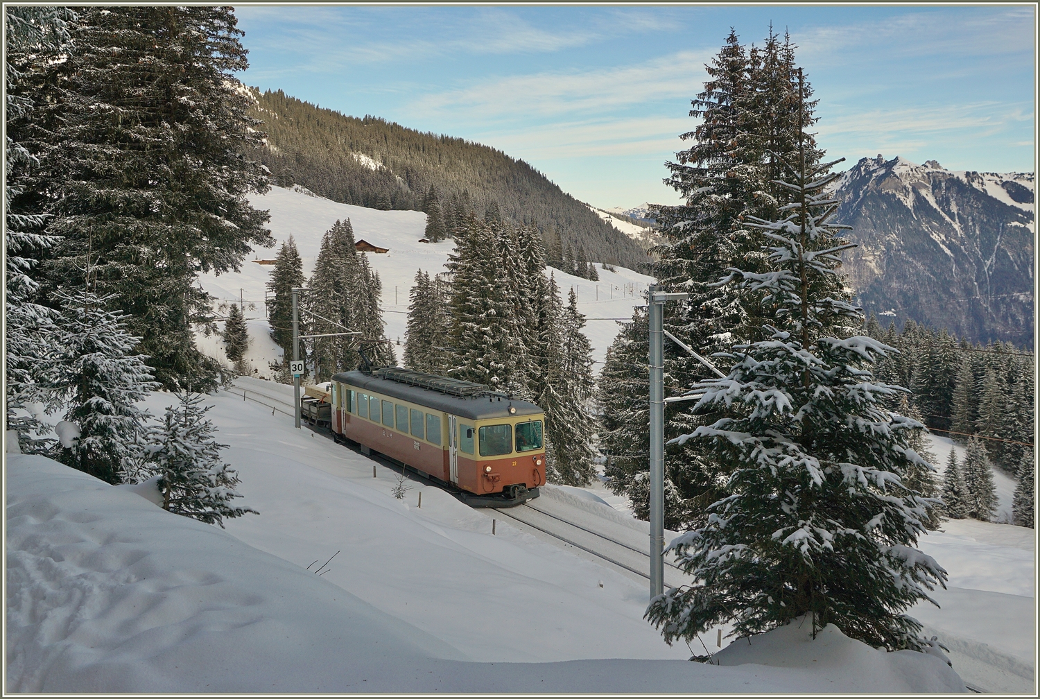 Der BLM Be 4/4 22 ist mit seinem Vorstellwagen auf dem Weg von der Grütschalp nach Mürren und wird in Kürze Winteregg erreichen.

16. Jan. 2024