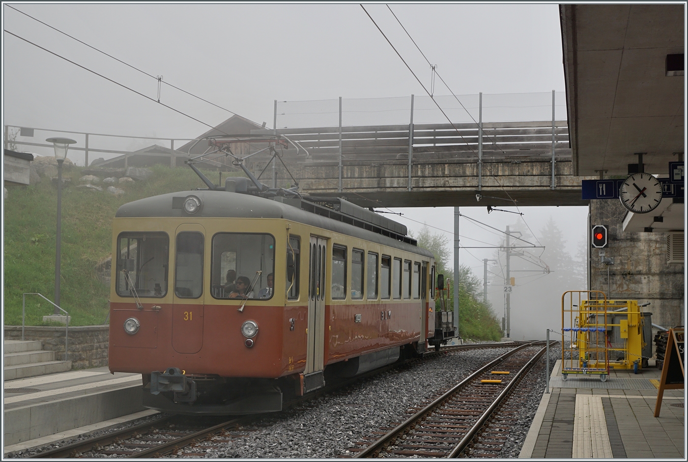 Der BLM Be 4/4 31 LISI (ex  Bipperlisi ) verlässt die Station Winteregg in Richtung Grütschalp. Es ist der letzte Sommer der Be 4/4 auf der BLM, ab dem Winterfahrplan werden die neuen BLM Be 4/6 101 - 103 den Verkehr übernehmen; dazu wird die Stromspannung erhöht, was ein weiterverwenden der Be 4/4 verunmöglicht.

23. Juli 2024