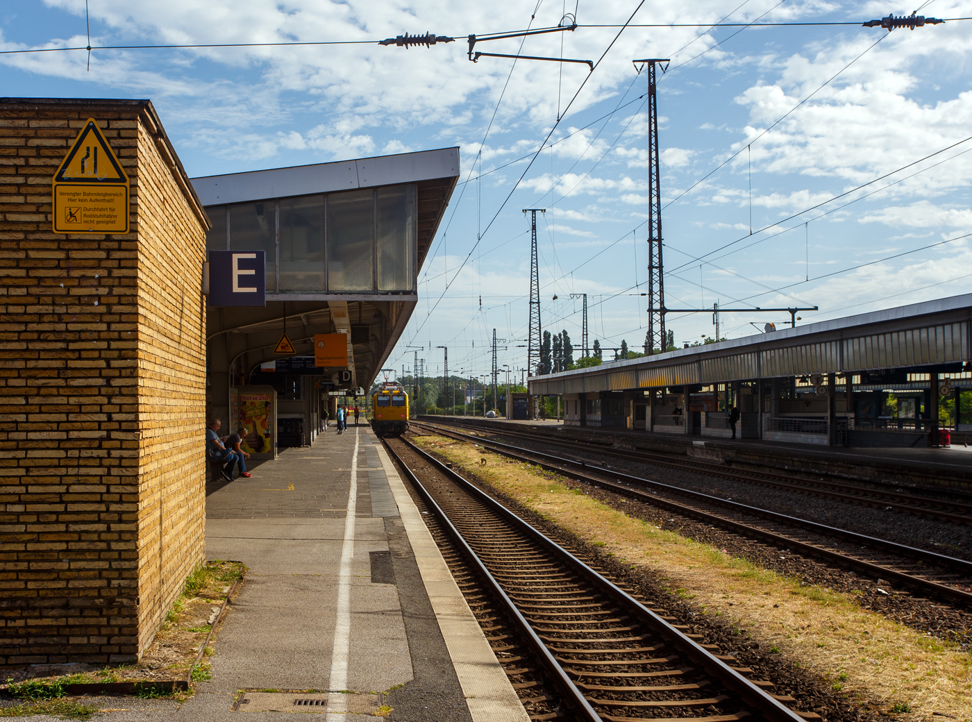 Der Diagnose VT / P&T DVT Fahrwegmesszug 702 203 „Elfriede“ (99 80 9163 003-3 D-DBMP) der DB InfraGO AG (ex DB Netz AG) / DB Netz Instandhaltung – Fahrwegmessung f�hrt am 24 Juni 2025 auf OL-Diagnosefahrt, mit angehobenen Messpantograf, durch den Hauptbahnhof Oberhausen in n�rdlicher Richtung. 