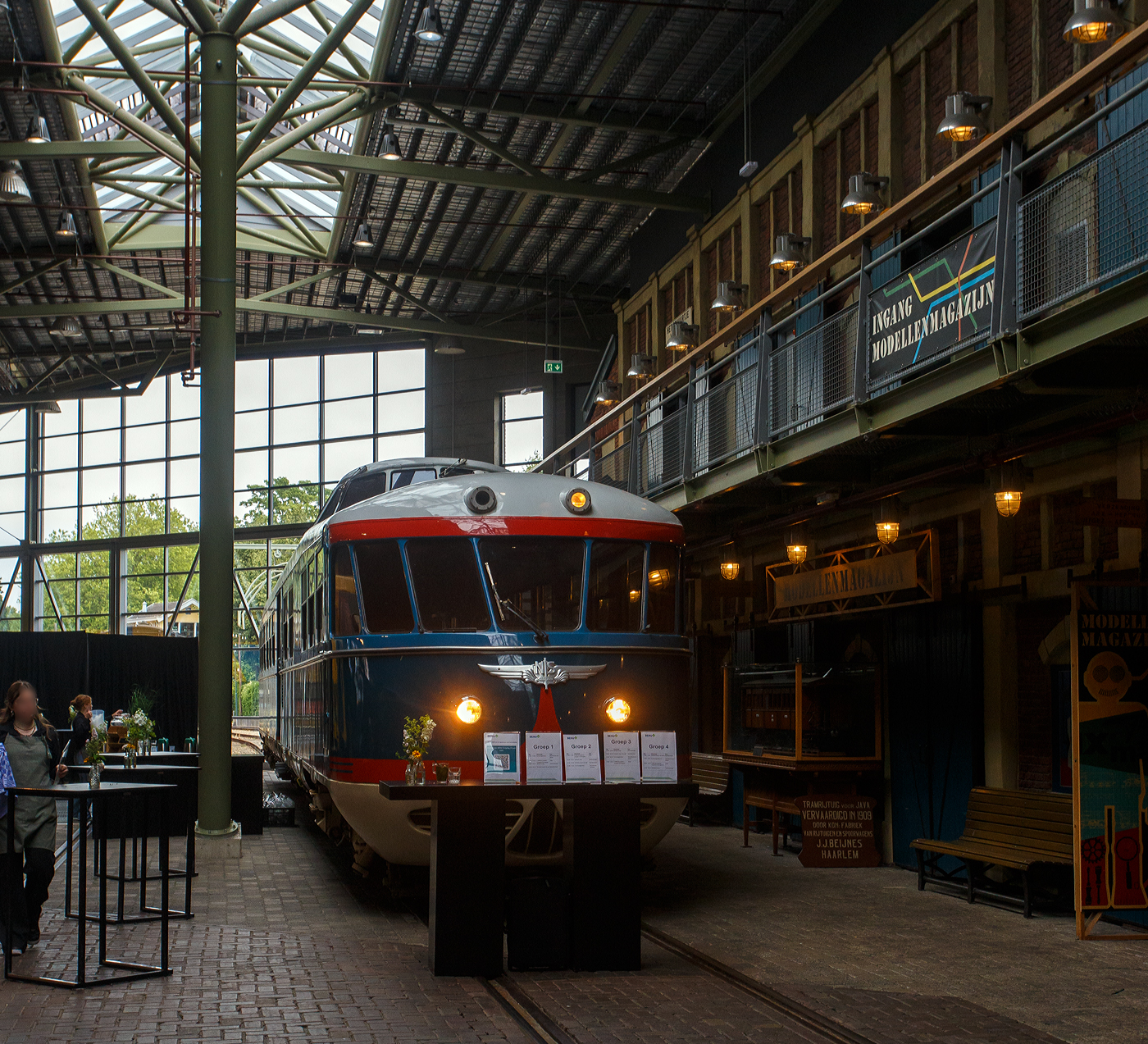 Der Dieseltriebwagen NS 20 „de Kameel“ / das Kamel bzw. VIP-Car, ein Dieseltriebwagen – Einzelstück und ehemaliger Inspektionstriebwagen, am 24 Juni 2025 im Het Spoorwegmuseum (bis 2005 NSM - Nederlands Spoorwegmuseum / Niederländischen Eisenbahnmuseum) in Utrecht-Maliebaan im Bahnhof Maliebaan.

Der dieselelektrische Triebwagen wurde 1954 von Allan & Co´s Koninklijke Nederlandsche Fabrieken van Meubelen en Spoorwegmaterieel N.V. (Königlich Niederländische Möbel- und Eisenbahnausrüstungsfabrik) in Rotterdam gebaut und als Inspektionstriebwagen NS 20 an die NS - Nederlandse Spoorwegen (Niederländische Staatsbahnen) geliefert. Er diente für Inspektionsfahrten des NS-Vorstands.

Er technisch von den Triebwagen vom Typ DE 1 - Plan X „Blauwe Engel“ abgeleitet, nur der große Unterschied sind die Ausbuchtungen mit den Führerständen am Dach, die im bald den Spitznamen „Kamel“ einbrachten.
