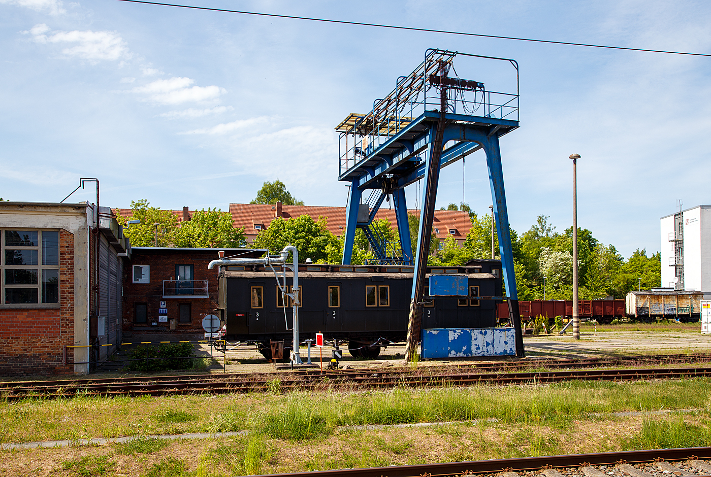 Der dreiachsige preußische Abteilwagen 520-831 der zweiten Wagenklasse am 16 Mai 2022 beim Mecklenburgisches Eisenbahn- und Technikmuseum (Schwerin), dem einstigen Bahnbetriebswerk am Hauptbahnhof.

Der dreiachsige preußische Abteilwagen 520-831 hat eine über 110 jährige wechselvolle Geschichte hinter sich, die heute aber nicht mehr ganz nachvollziehbar ist. Gebaut wurde er 1912 von der Firma van der Zypen & Charlier in Köln-Deutz als 2. Klassewagen für die Königlich Preußische Eisenbahn Verwaltung, war er nach 1945 mit erheblichen Kriegsschäden im Bereich der DR vorhanden. Bei Umbauarbeiten muss er einen Wagenkasten eines 4. Klassewagen mit Traglastenabteil erhalten haben. Nach dem Ende seiner aktiven Zeit als Personenwagen, blieb er aber weiterhin als Dienstwagen erhalten. Zuletzt war er beim Oberbauwerk Bützow als Lagerwagen vorhanden, als er 1987 von Eisenbahnfreunden, entdeckt worden ist. Beim RAW Malchin (Zweigstelle des Raw Eberswalde) der einstigen Hauptwerkstatt der Friedrich-Franz-Bahn wurde er museal aufgearbeitet. Bei dieser Aufarbeitung im Jahre 1989 ist dem Abteilwagen auch wieder ein Bremserhaus neu angebaut worden.
Seit 1990 ist der Wagen mit seinen 42 Sitzplätzen in Schwerin beheimatet.

TECHNISCHE DATEN:
Baujahr:  1912
Hersteller: Van der Zypen & Charlier in Köln-Deutz (ab 1927/28 Westwaggon)
Spurweite: 1.435 mm (Normalspur)
Gattung: B3u
Achsanzahl: 3
Länge über Puffer: 13.080 mm
Achsanstand: 7.500 mm (2 x 3.750 mm)
Dienstgewicht: 15.700 kg
Höchstgeschwindigkeit: 60 km/h
Sitzplätze: 42 (in der 2. Klasse)
