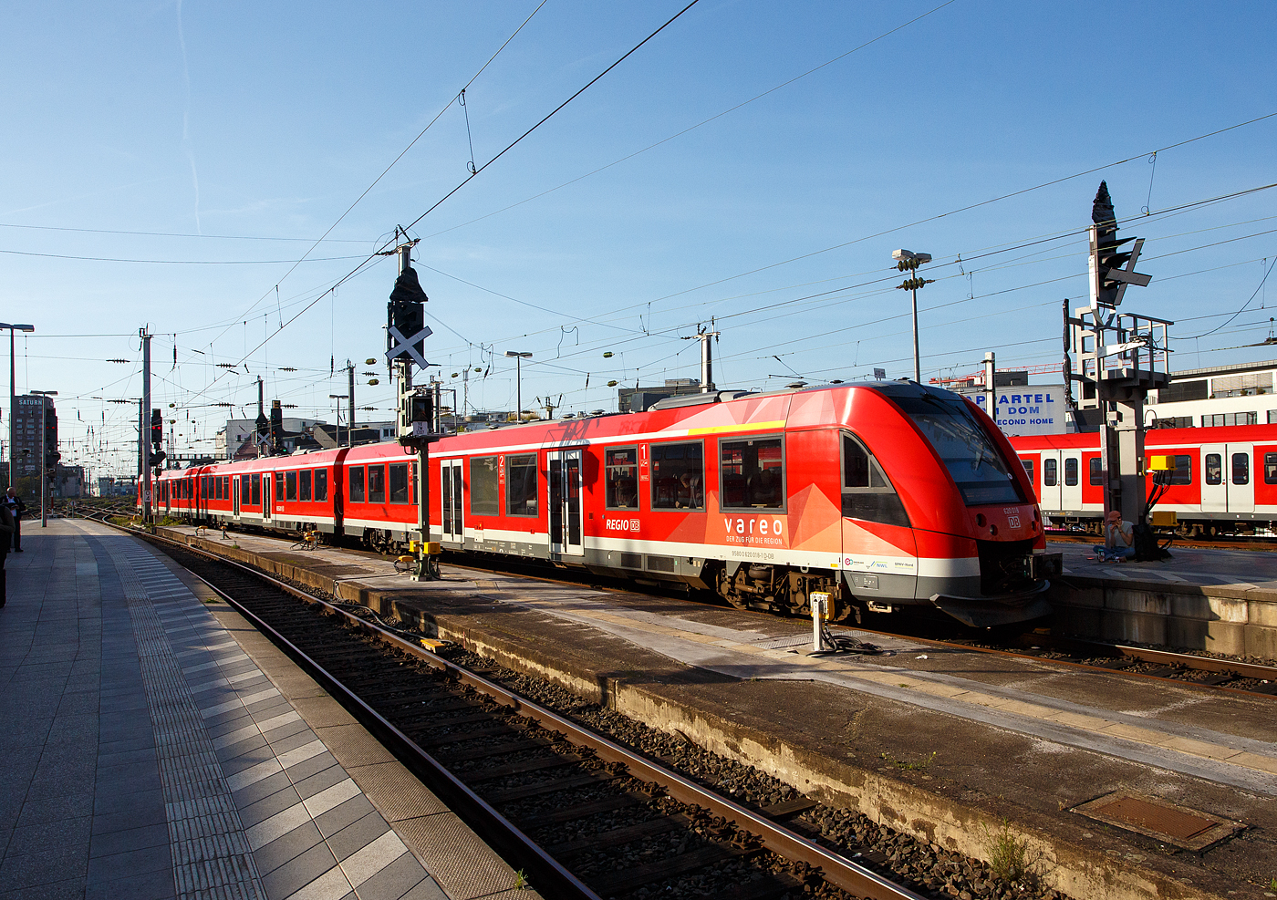 Der dreiteilige Dieseltriebzug ALSTOM Coradia LINT 81 – 620 518 / 621 018 / 620 018 der DB Regio NRW – vareo, verl�sst am 29 April 2025, als RB 38 „Erft-Bahn“ (K�ln Messe/Deutz - K�ln Hbf - Horrem - Bergheim - Bedburg/Erft), den Hauptbahnhof K�ln und f�hrt weiter in Richtung Horrem. 

Der Triebzug wurde 2013 von ALSTOM Transport Deutschland GmbH (vormals LHB) in Salzgitter-Watenstedt unter der Fabriknummer 0001004081-018 gebaut. Er besteht aus den Einheiten 95 80 0620 018-1 D-DB / 95 80 0621 018-0 D-DB / 95 80 0620 518-0 D-DB.