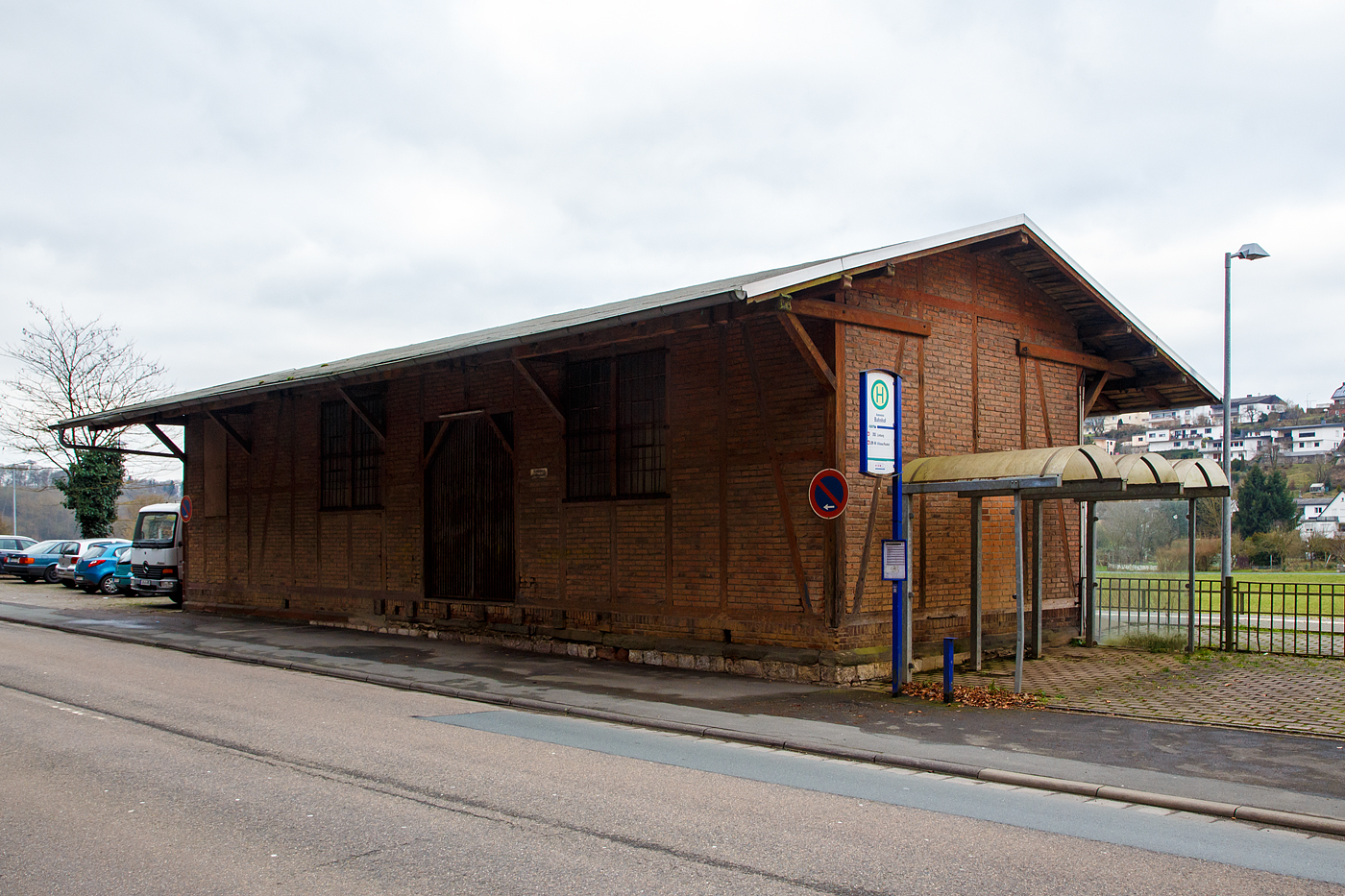 Der ehem. Güterschuppen vom Bahnhof Aumenau (Lahn) am 13 Januar 2018.

Der Bahnhof Aumenau liegt bei km 35,0 an der Lahntalbahn (KBS 625), der Bahnstrecke Koblenz–Limburg–Villmar–Wetzlar–Gießen. Dort halten 
Regionalbahnen der Linie Limburg–Gießen der Hessischen Landesbahn. 

Er befindet sich gegenüber der Ortschaft Aumenau am Ufer der Lahn
