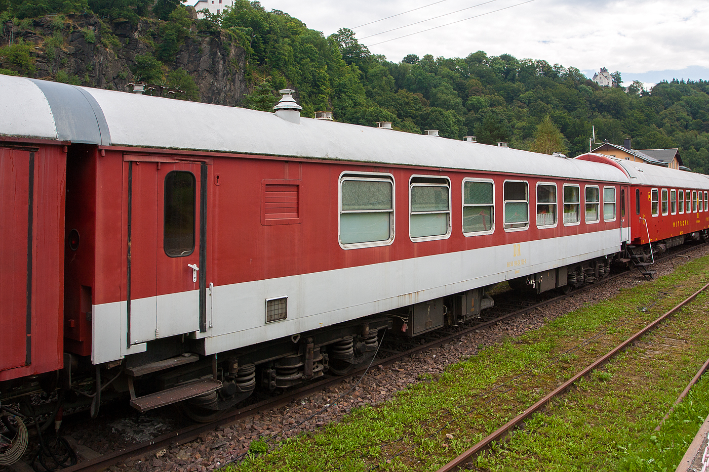 Der ex DR vierachsige Drehgestell-Wohn-Schlafwagen (Dienst Begleiterwagen) DR 60 50 99-10 203-6 (der Wagen ist 60 50 99-24 709-6 falsch beschriftet) vom Zughotel Wolkenstein (Erzgebirge), hier am 26 August 2013.

Der Wagen wurde 1965 vom Raw Halberstadt gebaut.