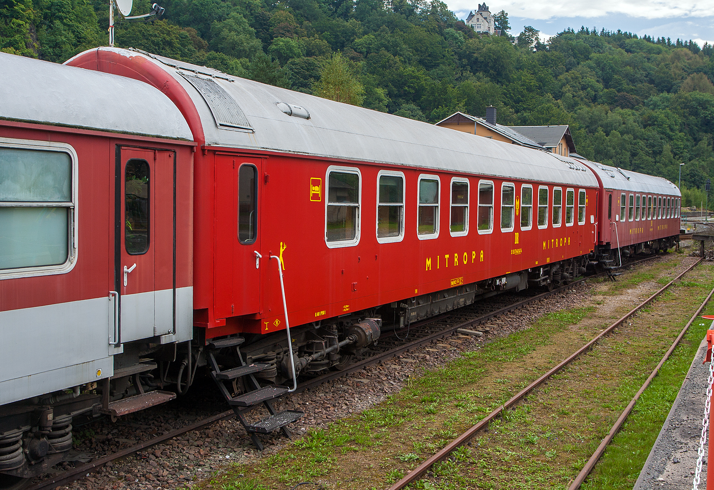 Der ex MITROPA Schlafwagen DR angeschrieben 51 50 70-40 147-4 (ist aber 51 80 70-40 184 oder 51 80 70-40 202 der Gattung WLAB 704) vom Zughotel Wolkenstein (Erzgebirge), hier am 26 August 2013. Der echte 70-40 147 steht rechts daneben, noch in der originalen Farbgestaltung).  