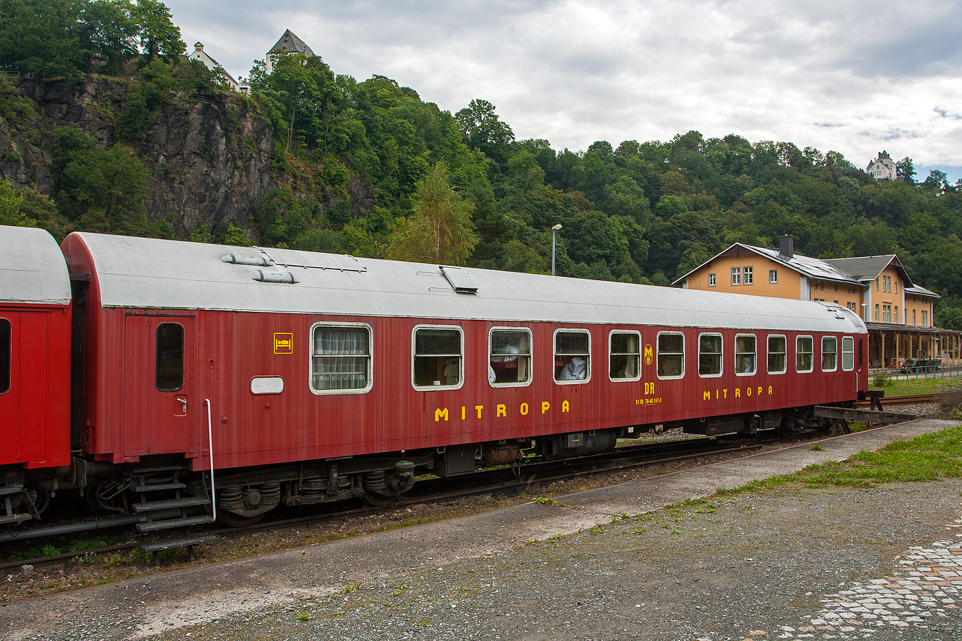 Der ex MITROPA Schlafwagen DR 51 50 70-40 147-3 der Gattung WLAB 7041 vom Zughotel Wolkenstein (Erzgebirge), hier am 26 August 2013.

Der Wagen wurde 1967 vom VEB Waggonbau Grlitz fr die DR – Deutsche Reichsbahn gebaut.