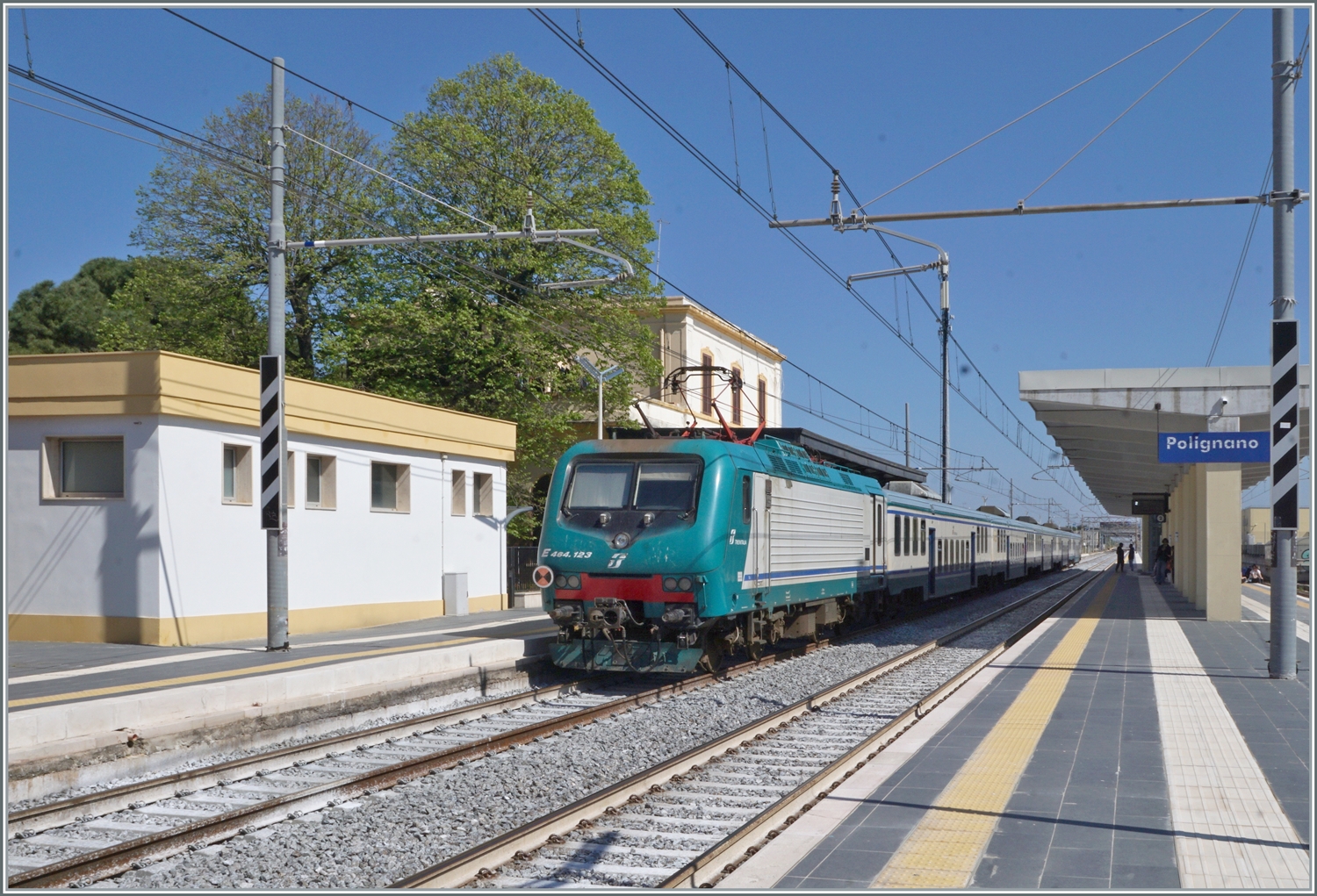 Der FS Trenitalia Regionalzug 4413 von Bari nach Lecce hlt in Polignano A Mare. Trotz der vielen neuen Fahrzeuge sind hin und wieder weiterhin lter Zge im Einsatz, wo wie dieser FS Tpy 73 Niederflurzug (Carrozza vicinale a piano ribassato) in XMPR Lackierung mit einem npBD an der Spitze und vier nB Wagen sowie der schiebenden FS Trenitalia E 464 123. 

22. April 2023