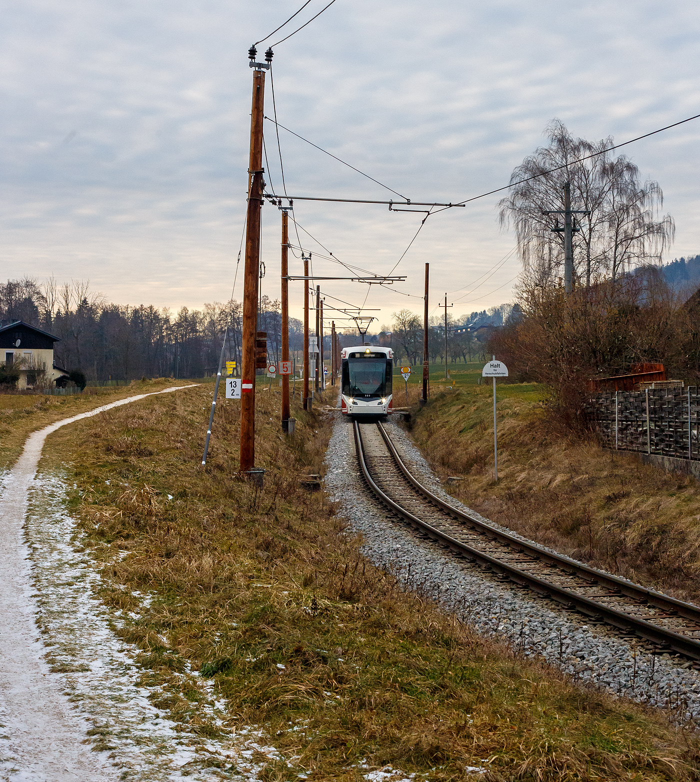 Der fünfteilige Meterspur-Straßenbahn-Triebwagen StH ET 126  Vöcklamarkt , ein fünfteiliger STADLER (ex Vossloh) Zweirichtungs-Multigelenk-Stadtbahnwagen in Niederflur-Bauweise vom Typ Tramlink V3 der neuesten Generation (Tramlink 2.0), der Stern & Hafferl Verkehrsgesellschaft m.b.H., erreicht am 14 Januar 2025 als Linie 180 bald von Vöcklamarkt kommend den Ziel- und Endbahnhof Attersee am Attersee.

Die Lokalbahn Vöcklamarkt–Attersee, auch Atterseebahn (vor 2019 Attergaubahn) genannt, ist eine meterspurige elektrische Lokalbahn in Oberösterreich. Sie verkehrt zwischen den Orten Attersee am gleichnamigen Attersee und Vöcklamarkt an der Westbahnstrecke Wien–Linz–Salzburg.

Die Bahn wurde am 14. Jänner 1913 eröffnet. Die Lokalbahn Vöcklamarkt-Attersee AG befindet sich zu 75,9 Prozent im Besitz der Stern & Hafferl Verkehrsgesellschaft m.b.H. und zu 10,5 Prozent im Besitz des Landes Oberösterreich (OÖ Verkehrsholding), sowie anderen Anteilseignern. Insgesamt ist sie 13,4 Kilometer lang, eine maximale Neigung: von 47 ‰ und wird mit 750 Volt Gleichspannung betrieben. Da die Strecke die ÖBB-Westbahn mit dem Attersee verbindet, hat sie große Bedeutung für den Fremdenverkehr der Region.