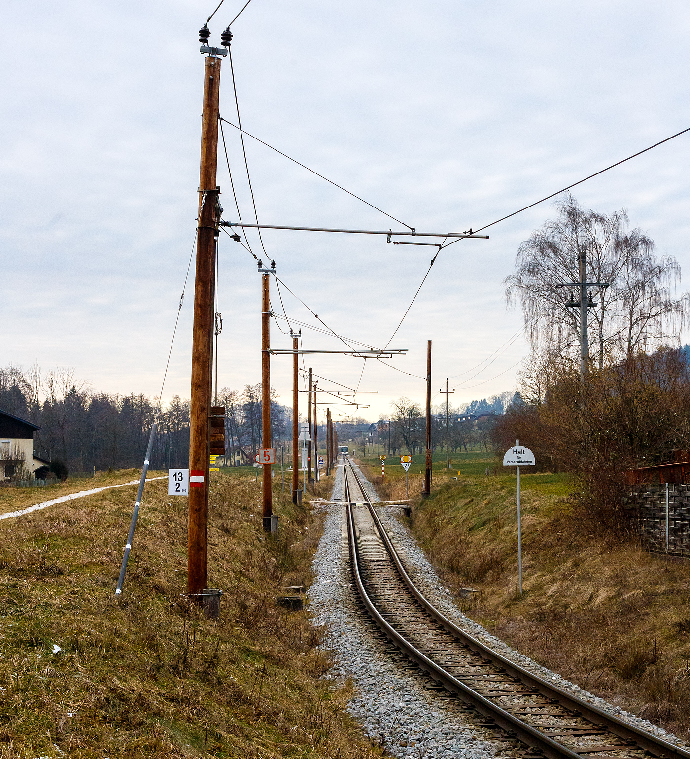 Der fünfteilige Meterspur-Straßenbahn-Triebwagen StH ET 126  Vöcklamarkt , ein fünfteiliger STADLER (ex Vossloh) Zweirichtungs-Multigelenk-Stadtbahnwagen in Niederflur-Bauweise vom Typ Tramlink V3 der neuesten Generation (Tramlink 2.0), der Stern & Hafferl Verkehrsgesellschaft m.b.H., erreicht am 14 Januar 2025 als Linie 180 bald von Vöcklamarkt kommend den Ziel- und Endbahnhof Attersee am Attersee.

Die Lokalbahn Vöcklamarkt–Attersee, auch Atterseebahn (vor 2019 Attergaubahn) genannt, ist eine meterspurige elektrische Lokalbahn in Oberösterreich. Sie verkehrt zwischen den Orten Attersee am gleichnamigen Attersee und Vöcklamarkt an der Westbahnstrecke Wien–Linz–Salzburg.

Die Bahn wurde am 14. Jänner 1913 eröffnet. Die Lokalbahn Vöcklamarkt-Attersee AG befindet sich zu 75,9 Prozent im Besitz der Stern & Hafferl Verkehrsgesellschaft m.b.H. und zu 10,5 Prozent im Besitz des Landes Oberösterreich (OÖ Verkehrsholding), sowie anderen Anteilseignern. Insgesamt ist sie 13,4 Kilometer lang, eine maximale Neigung: von 47 ‰ und wird mit 750 Volt Gleichspannung betrieben. Da die Strecke die ÖBB-Westbahn mit dem Attersee verbindet, hat sie große Bedeutung für den Fremdenverkehr der Region.