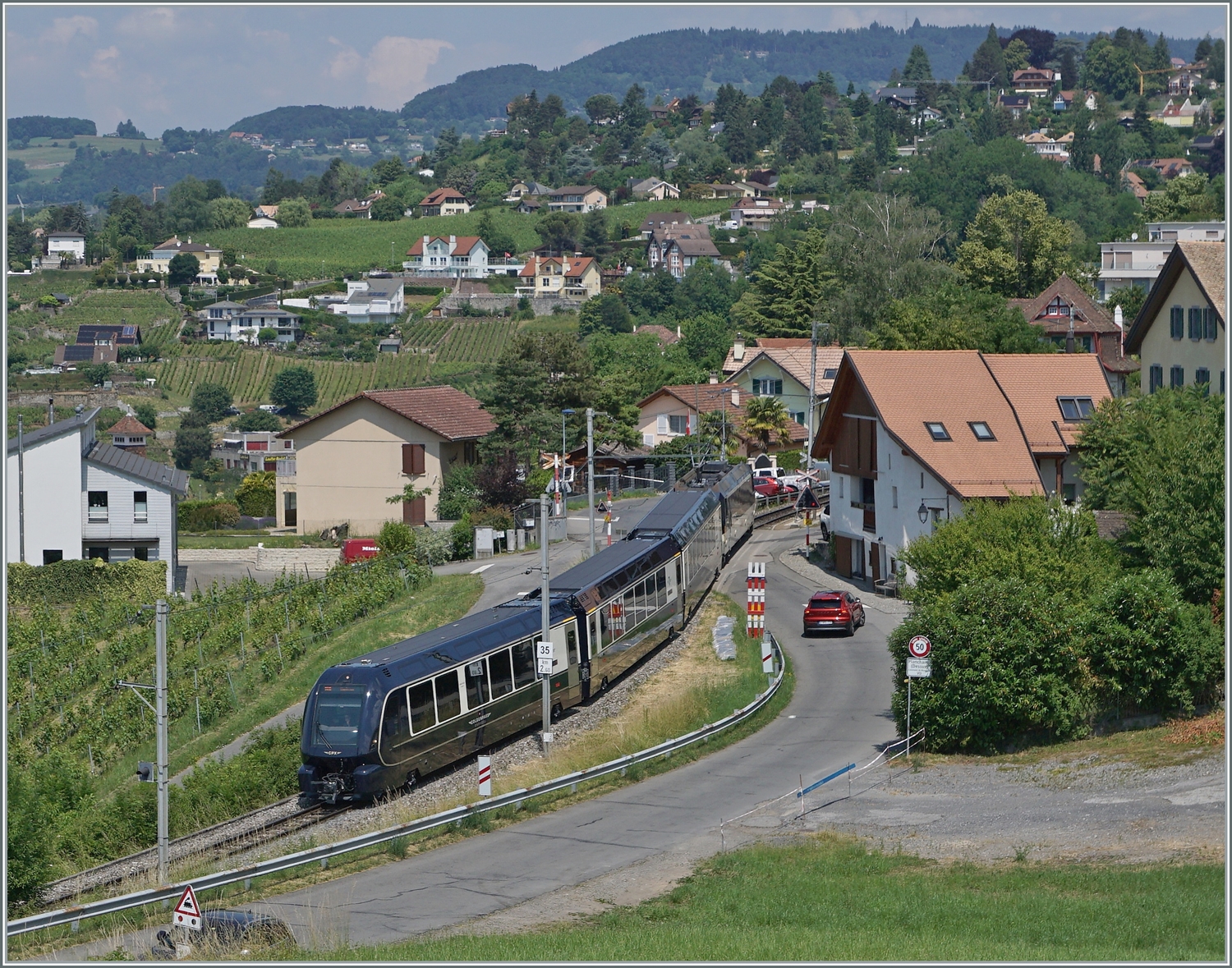 Der GPX 4065 von ZWEISIMMEN nach Montreux bei Planchamp. Entgegen der Werbung der MOB mussten die Reisenden von Interlaken in Zweisimmen umsteigen, eine Tatsache, welche im Fahrplan mehr als geschickt versteckt wird. Der Zug führt interessanter Weise nur drei Wagen, der Steuerwagen Seite Zweisimen fehlt und sorgt somit für ein sehr gefälliges Zugsbild. 

16. Juni 2023 