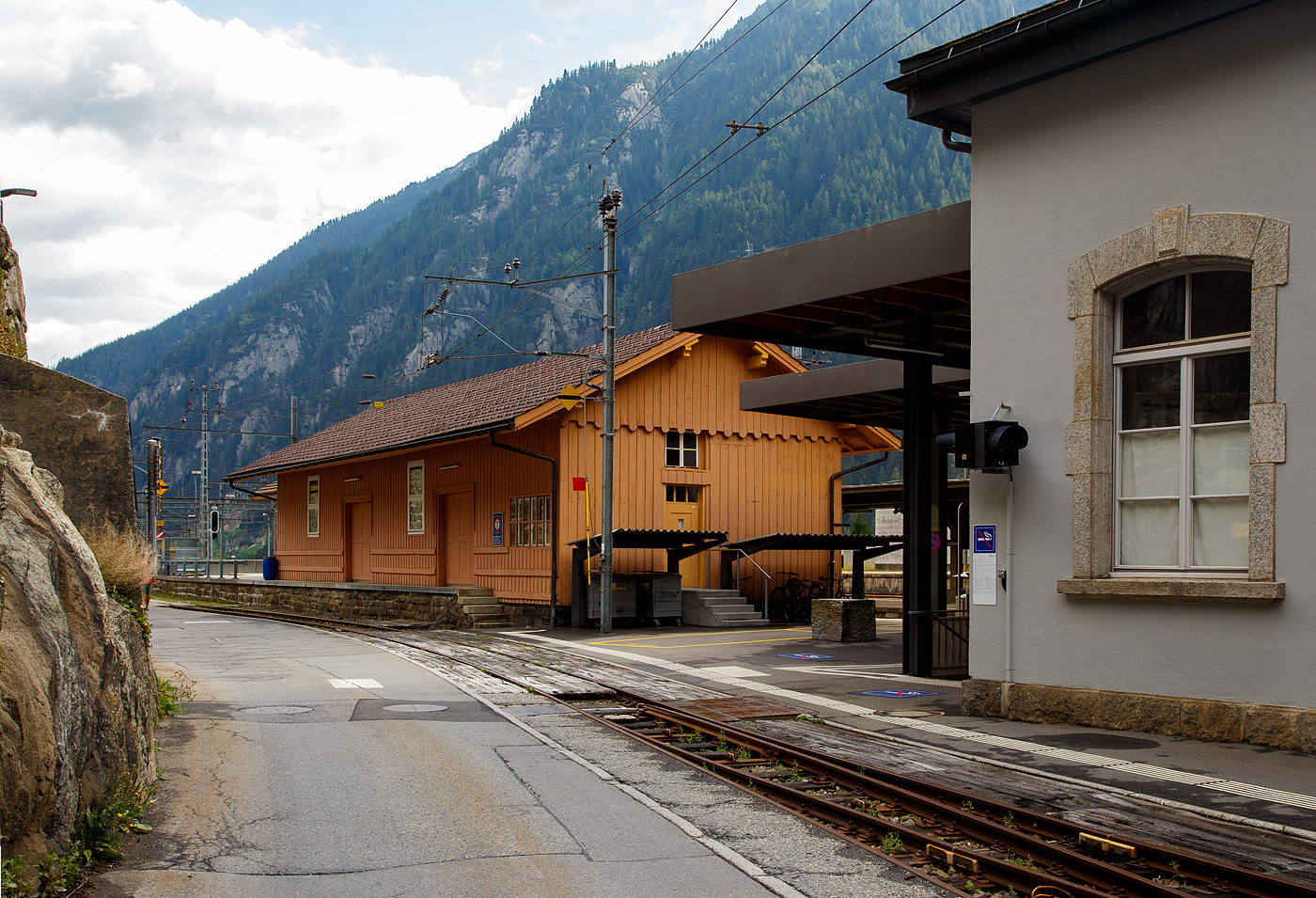 Der Güterboden / Güterschuppen vom Bahnhof Göschenen (Kanton Uri) mit beidseitigem Gleisanschluss zum einen von dieser Seite an die meterspurige Schöllenenbahn (Göschenen–Andermatt, später zur FO, heute Teil der MGB) und zum andern hinten an die weltbekannte normalspurige Gotthardbahn, hier am 02 August 2019. So war hier auch gut das Umladen von Gütern und Waren von normalspurigen Wagen auf meterspurigen Wagen möglich.

Die meterspurige Schöllenenbahn hatte in der Vergangenheit auch eine große militärische Bedeutung, weil sie die Festungsanlagen des Réduit im Gotthardmassiv versorgte. 
