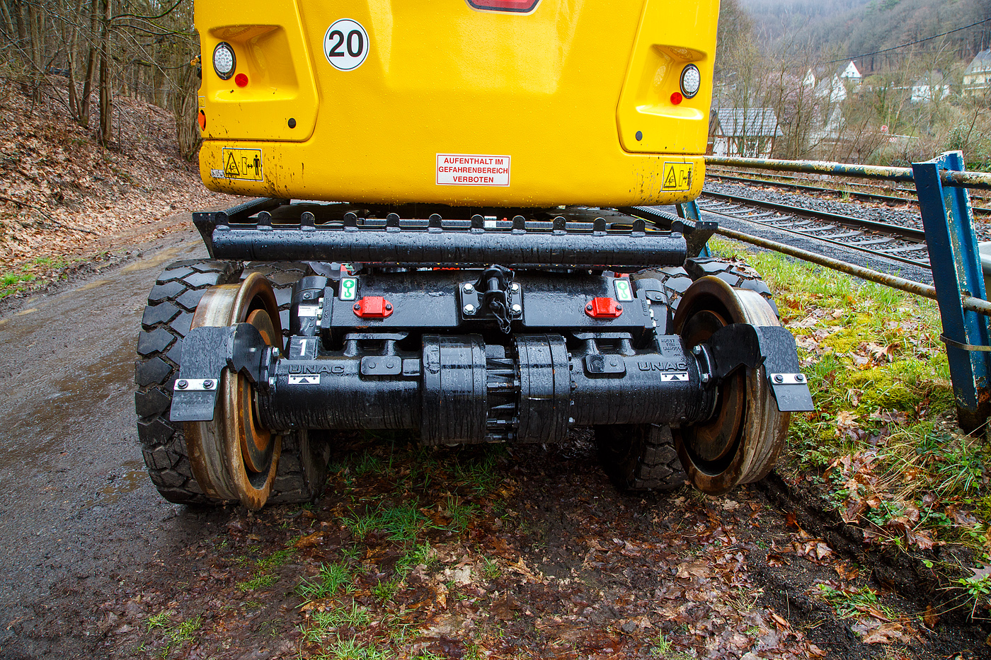 Der hintere hydrostatische Schienenradantrieb (vom franzsischen Spezialmaschinenbauer UNAC) von dem Caterpillar CAT M323F Zweiwegebagger mit hydrostatischem Schienenradantrieb (Serien-Nr. RH600 160), Kleinwagen Nr. D-ZBM 99 80 9902 510-3 der ZEPPELIN Baumaschinen GmbH (Garching) abgestellt am 01.04.2023 beim Hp Grnebach Ort (an der Hellertalbahn).