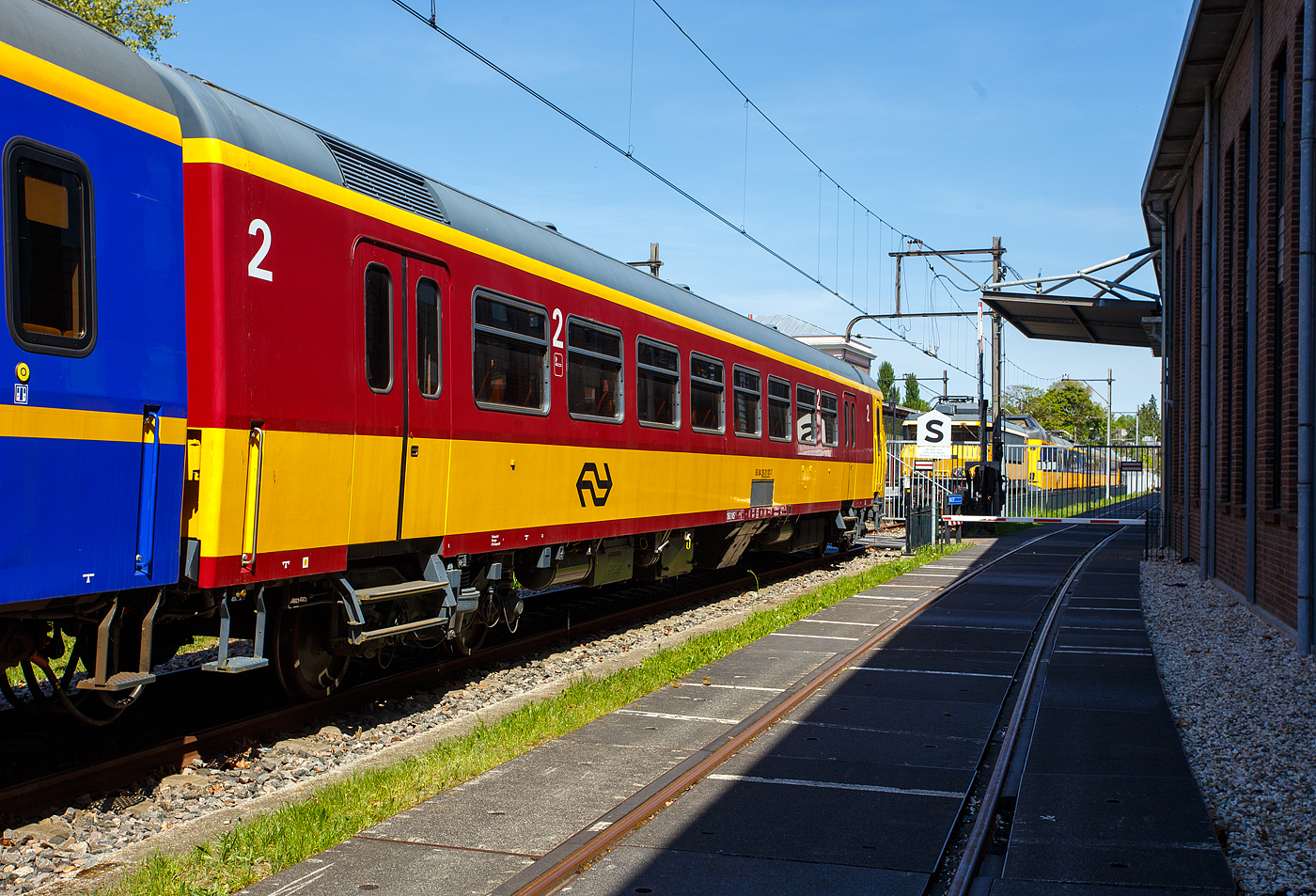 Der ICR - Intercity-Benelux-Steuerwagen (ICR - Intercity-Benelux-Stuurstandrijtuig), 50 84 28-70 101-7 NL-NS, der Gattung Bs, der NS - Nederlandse Spoorwegen (Niederländische Eisenbahnen), am 29 April 2025 im Het Spoorwegmuseum (bis 2005 NSM - Nederlands Spoorwegmuseum / Niederländischen Eisenbahnmuseum) in Utrecht im Bahnhof Maliebaanstation.

Der Steuerwagen (vom Typ ICR-3, Bs, Serie 28 101-108, 111-113) wurde 1986 von Waggonfabrik Talbot GmbH & Co. in Aachen (D) gebaut. Im Jahr 2010 wurde er ausgemustert und kam ins Museum. Er ist von diesem Typ der Einzige der erhalten geblieben ist 

Dieser Steuerwagen war seit 1986 in den „Benelux-Zügen“, dem Zugverkehr zwischen Amsterdam – Den Haag – Rotterdam – Roosendaal – Antwerpen – Brüssel im Einsatz. Ein Steuerwagen ist ein Wagen, von dem aus der Lokführer die Lokomotive fernsteuern kann. Der Vorteil eines Steuerwagens besteht darin, dass die Lokomotive an der Endstation nicht rangiert werden muss. Der Lokführer geht einfach auf die andere Seite des Zuges. Als Wendezug wird ein solcher Zug bezeichnet, der aus einer Lokomotive, normalen Waggons und einem Steuerwagen besteht. Der Benelux-Zug verkehrt immer als Wendezug in Kombination mit einer Lokomotive der Belgischen Eisenbahn (SNCB / NMBS) der Baureihe 1181 – 1188 der. Der Zug weist vom NS-Hausstil abweichende Farben auf, das blaue Band um die Fenster wurde durch Burgunderrot, die Unternehmensfarbe der SNCB / NMBS, ersetzt.

Ab 2008 wurden die mittlerweile wirtschaftlich veralteten belgische Lokomotiven durch neue Lokomotiven ersetzt, die allerdings nicht mehr von diesen Steuerwagen aus ferngesteuert werden konnten. Da die Sitzplatzkapazität unverzichtbar war, blieben die Steuerwagen vorübergehend als normale Zugwagen im Einsatz. Im Jahr 2010 wurden diese nach dem Zustrom umgebauter Intercity-Waggons überflüssig, sodass das Eisenbahnmuseum diesen erwerben konnte. Der Wagen ist grundsätzlich betriebsbereit, kann aber mangels passender belgischer Lokomotive nicht als Steuerwagen eingesetzt werden.

Die Intercity-Wagen (ICR):
Der NS Intercity-Wagen (ICR) ist ein Wagen, der seit 1980 von der Niederländischen Eisenbahn (NS) in Intercity-Zügen eingesetzt wird.

Entwicklung:
Die Wagen wurden aus dem Mittelteil des Intercity-Triebzuges ICM („Koploper“) entwickelt. Sie sind mit Y32-Drehgestellen ausgestattet, die in den 1970er Jahren für die französischen Corail-Wagen entwickelt wurden und für die damalige Zeit beispiellos gute Fahreigenschaften aufwiesen. Zwischen 1978 und 1984 wurden mehrere Corail-Waggons von der SNCF gemietet. Es wurde daraufhin überlegt, für die gezogenen Züge Wagen dieses Typs anzuschaffen. Stattdessen entschied man sich, den ICR als eigenen Wagen zu entwickeln, allerdings mit den französischen Drehgestellen. Die Gestaltung des Innenraums wurde von den Corail-Waggons beeinflusst. Die ursprüngliche Innenausstattung der ICR-Wagen wurde später auch in den ICM-Triebzügen verwendet.

Technik:
ICR wurde von der Firma Talbot in Aachen gebaut. Die Wagen sind 26,4 Meter lang und ruhen auf zwei zweiachsigen Y32-Drehgestellen, die mit Schraubenfedern gefedert und mit einer kombinierten Scheiben-/Klotzbremse gebremst werden. Die Wagenheizung erfolgt elektrisch. Im Gegensatz zu älteren Waggons, bei denen die Niederspannung über Achsgeneratoren erzeugt wurde, bezieht ICR die Niederspannung für Beleuchtung und Belüftung über einen Stromrichter und Wechselrichter aus der Zugsammelschiene (Heizleitung). Die Wagen verfügen über Schwingtüren und Schiebetüren, die nach älteren europäischen Standards durch Anheben einer Klappe an der Tür geöffnet wurden. Dies funktioniert nun wie bei anderen Zügen per Knopfdruck. Die Höchstgeschwindigkeit der Wagen beträgt 160 km/h.

Aufführungen:
Es wurden drei Haupttypen von ICR-Wagen gebaut:
•	ICR-buurland / ICR Nachbarland, einsetzbar in den Niederlanden, Belgien, Deutschland und Luxemburg
•	ICR-Benelux / ICR-Benelux (mit NS- und SNCB / NMBS-Logos), natürlich auch in den Benelux-Ländern verwendbar
•	ICR-binnenland / ICR Inland, nur in den Niederlanden nutzbar

TECHNISCHE DATEN:
Hersteller: Waggonfabrik Talbot GmbH & Co. in Aachen (D)
Gebaute Anzahl: 303 (davon 11 dieser Bs-Wagen)
Baujahre: 1980 bis1988
Ausmusterung: 2025 (geplant)
Spurweite: 1.435 mm (Normalspur)
Achsen: 4 (in 2 Drehgestellen)
Länge über Puffer: 26.400 mm
Drehzapfenabstand: 19.000 mm
Breite: 2.820 mm
Höhe: 3.930 mm
Achsabstand im Drehgestell: 2.560 mm
Laufraddurchmesser: 890 mm (neu)
Leergewicht: 41 t
Sitzplätze: 64 in der 2. Klasse
Höchstgeschwindigkeit: 160 km/h
Bremse: O-R-A [D]
