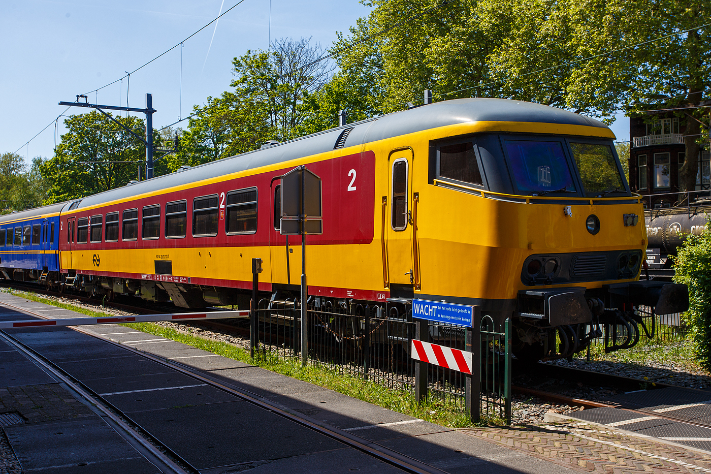 Der ICR - Intercity-Benelux-Steuerwagen (ICR - Intercity-Benelux-Stuurstandrijtuig), 50 84 28-70 101-7 NL-NS, der Gattung Bs, der NS - Nederlandse Spoorwegen (Niederländische Eisenbahnen), am 29 April 2025 im Het Spoorwegmuseum (bis 2005 NSM - Nederlands Spoorwegmuseum / Niederländischen Eisenbahnmuseum) in Utrecht im Bahnhof Maliebaanstation.

Der Steuerwagen (vom Typ ICR-3, Bs, Serie 28 101-108, 111-113) wurde 1986 von Waggonfabrik Talbot GmbH & Co. in Aachen (D) gebaut. Im Jahr 2010 wurde er ausgemustert und kam ins Museum. Er ist von diesem Typ der Einzige der erhalten geblieben ist 

Dieser Steuerwagen war seit 1986 in den „Benelux-Zügen“, dem Zugverkehr zwischen Amsterdam – Den Haag – Rotterdam – Roosendaal – Antwerpen – Brüssel im Einsatz. Ein Steuerwagen ist ein Wagen, von dem aus der Lokführer die Lokomotive fernsteuern kann. Der Vorteil eines Steuerwagens besteht darin, dass die Lokomotive an der Endstation nicht rangiert werden muss. Der Lokführer geht einfach auf die andere Seite des Zuges. Als Wendezug wird ein solcher Zug bezeichnet, der aus einer Lokomotive, normalen Waggons und einem Steuerwagen besteht. Der Benelux-Zug verkehrt immer als Wendezug in Kombination mit einer Lokomotive der Belgischen Eisenbahn (SNCB / NMBS) der Baureihe 1181 – 1188 der. Der Zug weist vom NS-Hausstil abweichende Farben auf, das blaue Band um die Fenster wurde durch Burgunderrot, die Unternehmensfarbe der SNCB / NMBS, ersetzt.

Ab 2008 wurden die mittlerweile wirtschaftlich veralteten belgische Lokomotiven durch neue Lokomotiven ersetzt, die allerdings nicht mehr von diesen Steuerwagen aus ferngesteuert werden konnten. Da die Sitzplatzkapazität unverzichtbar war, blieben die Steuerwagen vorübergehend als normale Zugwagen im Einsatz. Im Jahr 2010 wurden diese nach dem Zustrom umgebauter Intercity-Waggons überflüssig, sodass das Eisenbahnmuseum diesen erwerben konnte. Der Wagen ist grundsätzlich betriebsbereit, kann aber mangels passender belgischer Lokomotive nicht als Steuerwagen eingesetzt werden.

Die Intercity-Wagen (ICR):
Der NS Intercity-Wagen (ICR) ist ein Wagen, der seit 1980 von der Niederländischen Eisenbahn (NS) in Intercity-Zügen eingesetzt wird.

Entwicklung:
Die Wagen wurden aus dem Mittelteil des Intercity-Triebzuges ICM („Koploper“) entwickelt. Sie sind mit Y32-Drehgestellen ausgestattet, die in den 1970er Jahren für die französischen Corail-Wagen entwickelt wurden und für die damalige Zeit beispiellos gute Fahreigenschaften aufwiesen. Zwischen 1978 und 1984 wurden mehrere Corail-Waggons von der SNCF gemietet. Es wurde daraufhin überlegt, für die gezogenen Züge Wagen dieses Typs anzuschaffen. Stattdessen entschied man sich, den ICR als eigenen Wagen zu entwickeln, allerdings mit den französischen Drehgestellen. Die Gestaltung des Innenraums wurde von den Corail-Waggons beeinflusst. Die ursprüngliche Innenausstattung der ICR-Wagen wurde später auch in den ICM-Triebzügen verwendet.

Technik:
ICR wurde von der Firma Talbot in Aachen gebaut. Die Wagen sind 26,4 Meter lang und ruhen auf zwei zweiachsigen Y32-Drehgestellen, die mit Schraubenfedern gefedert und mit einer kombinierten Scheiben-/Klotzbremse gebremst werden. Die Wagenheizung erfolgt elektrisch. Im Gegensatz zu älteren Waggons, bei denen die Niederspannung über Achsgeneratoren erzeugt wurde, bezieht ICR die Niederspannung für Beleuchtung und Belüftung über einen Stromrichter und Wechselrichter aus der Zugsammelschiene (Heizleitung). Die Wagen verfügen über Schwingtüren und Schiebetüren, die nach älteren europäischen Standards durch Anheben einer Klappe an der Tür geöffnet wurden. Dies funktioniert nun wie bei anderen Zügen per Knopfdruck. Die Höchstgeschwindigkeit der Wagen beträgt 160 km/h.

Aufführungen:
Es wurden drei Haupttypen von ICR-Wagen gebaut:
•	ICR-buurland / ICR Nachbarland, einsetzbar in den Niederlanden, Belgien, Deutschland und Luxemburg
•	ICR-Benelux / ICR-Benelux (mit NS- und SNCB / NMBS-Logos), natürlich auch in den Benelux-Ländern verwendbar
•	ICR-binnenland / ICR Inland, nur in den Niederlanden nutzbar

TECHNISCHE DATEN:
Hersteller: Waggonfabrik Talbot GmbH & Co. in Aachen (D)
Gebaute Anzahl: 303 (davon 11 dieser Bs-Wagen)
Baujahre: 1980 bis1988
Ausmusterung: 2025 (geplant)
Spurweite: 1.435 mm (Normalspur)
Achsen: 4 (in 2 Drehgestellen)
Länge über Puffer: 26.400 mm
Drehzapfenabstand: 19.000 mm
Breite: 2.820 mm
Höhe: 3.930 mm
Achsabstand im Drehgestell: 2.560 mm
Laufraddurchmesser: 890 mm (neu)
Leergewicht: 41 t
Sitzplätze: 64 in der 2. Klasse
Höchstgeschwindigkeit: 160 km/h
Bremse: O-R-A [D]
