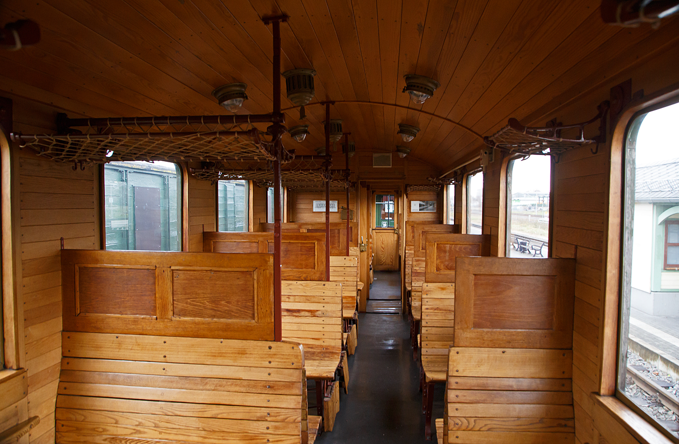 Der Innenraum des wunderschönen vierachsigen Schmalspurigen modernisierter Altbau Personenwagen 970-405, der Gattung KB4 (ex sächsischen Gattung 720), der Lößnitzgrundbahn (zur SDG - Sächsische Dampfeisenbahngesellschaft mbH), ex DR 970-405, am 07.12.2022 in Radebeul Ost.