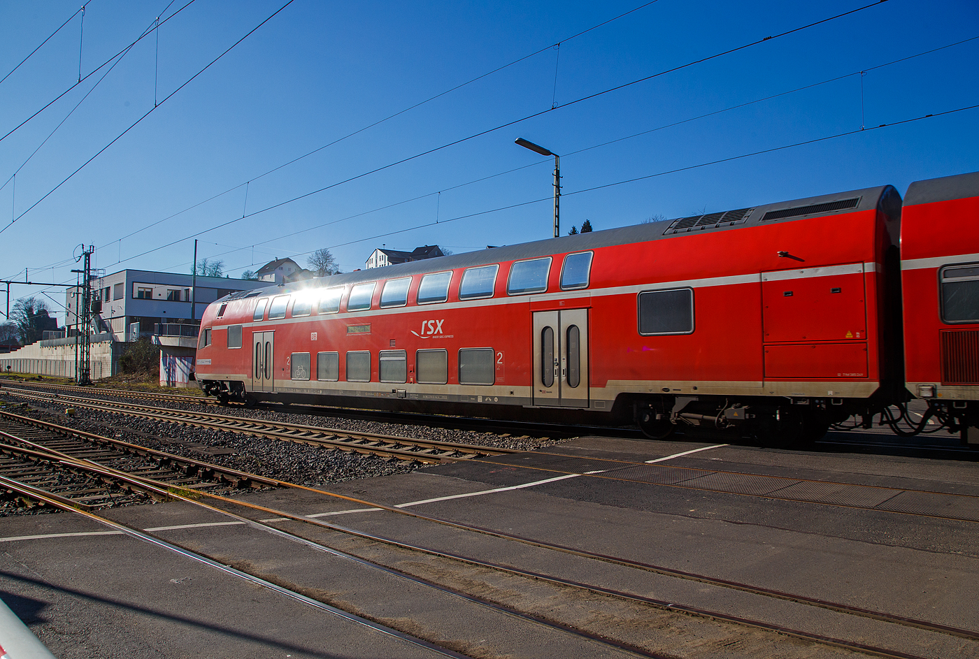 Der klimatisierte Doppelstock-Steuerwagen 2. Klasse (DoSto-Steuerwagen) D-DB 50 80 86-75 029-8, der Gattung/Bauart DBpbzfa 763.6, vom rsx - Rhein-Sieg-Express der DB Regio NRW, am 14.02.2023 im Zugverband vom RE 9 bei einer Zugdurchfahrt in Niederschelden (Sieg).

Der Wagen wurde 1999 von der Deutsche Waggonbau AG (DWA) in Grlitz gebaut. Ab 1999 wurden die neu beschafften Steuerwagen mit einem vergrerten behindertengerechtem WC ausgestattet, welches die Bauart DBpbzfa 763.6 charakterisiert. Derzeit sind Wagen dieser Bauart nur in Hessen und Nordrhein-Westfalen beheimatet. Der Wagen ist klimatisiert, besitzt BiLED-Anzeigen und ist fr 160 km/h zugelassen. 

TECHNISCHE DATEN: 
Spurweite: 1.435 mm
Lnge ber Puffer: 27.270 mm
Wagenkastenlnge: 26.660 mm
Wagenkastenbreite: 2.784 mm
Hhe ber Schienenoberkante: 4.631 mm
Drehzapfenabstand: 20.000 mm
Achsstand im Drehgestell: 2.500 mm
Drehgestellbauart:  Grlitz VIII
Leergewicht: 52 t
Hchstgeschwindigkeit: 160 km/h
Bremsbauart: KE-PR-A-Mg-mZ (D) [ep|NB]
Sitzpltze:  101 (2. Klasse) und 2 Rollstuhlpltze
Toiletten: 1, behindertengerecht, geschlossenes System
Hersteller:  Deutsche Waggonbau AG (DWA), Werk Grlitz 
Baujahre: 1999 bis 2000
Bemerkungen: 1 Mehrzweckabteil