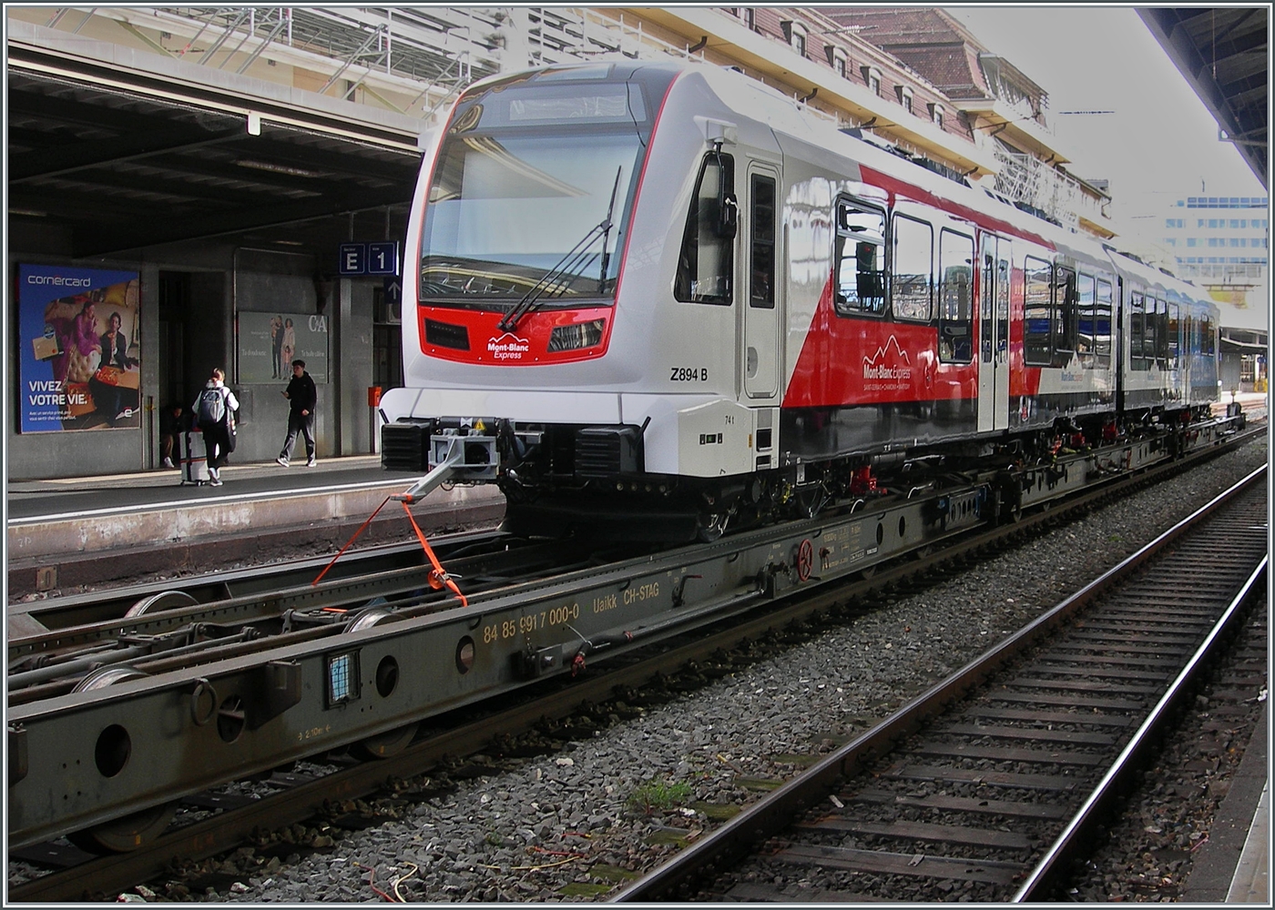 Der in Lausanne auf vier Uaikk verladene, neune zweiteiligen TMR Beh 4/8 SNCF Z 890 Triebzug zeigt sehr sch�n dass die Triebwagen Seite Frankreich im AURA - Blau/Weiss (r�gion Auvergne-Rh�ne-Alpes) lackiert sind und sich Seite Schweiz im Walliser Rot/Weiss zeigen. 

29. Okt. 2025