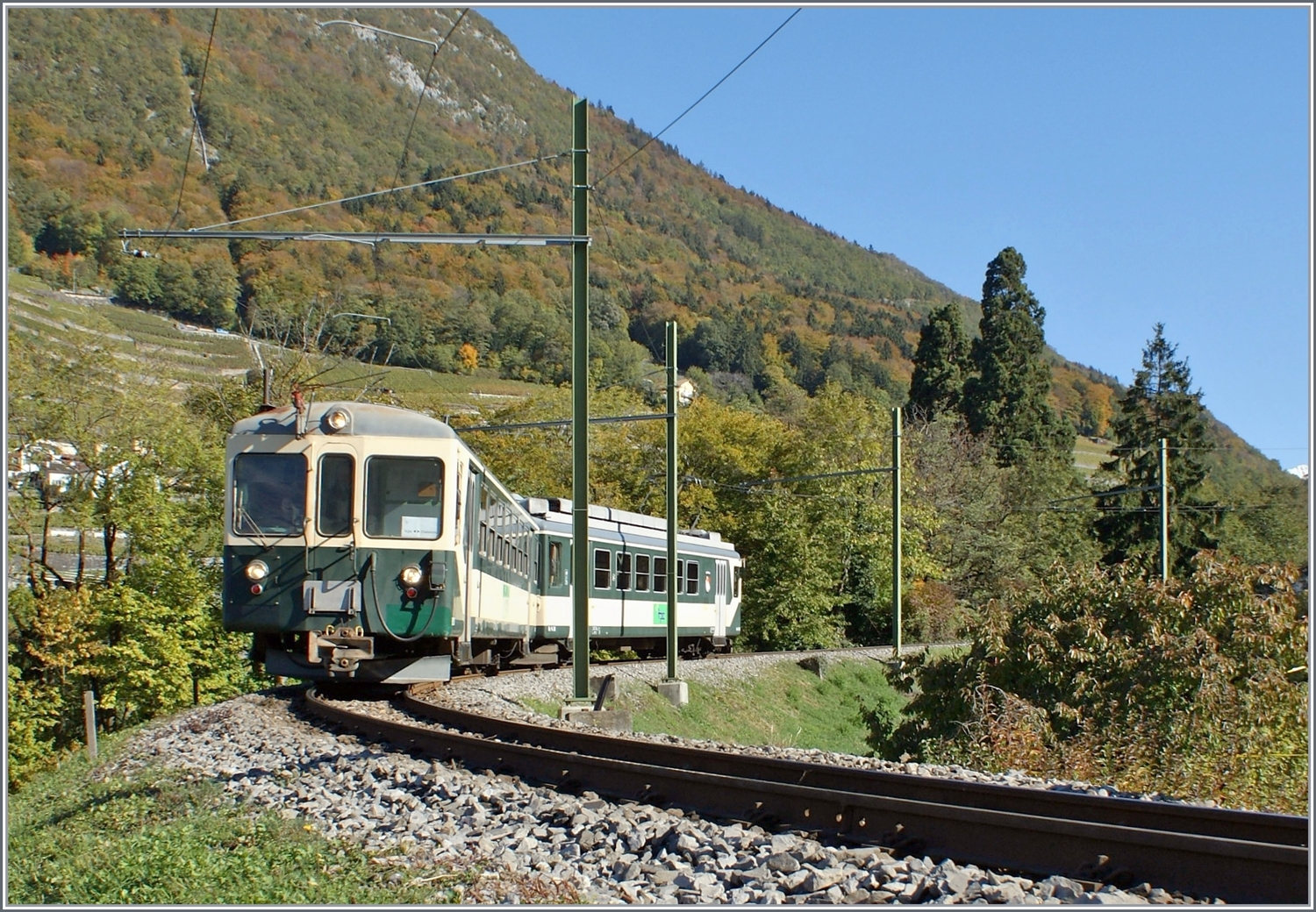 Der LEB Bt 151 und Be 4/4 N° 26 und Bt 151 sind als ASD Regionalzug 436 oberhalb von Aigle unterwegs. 21. Okt. 2010