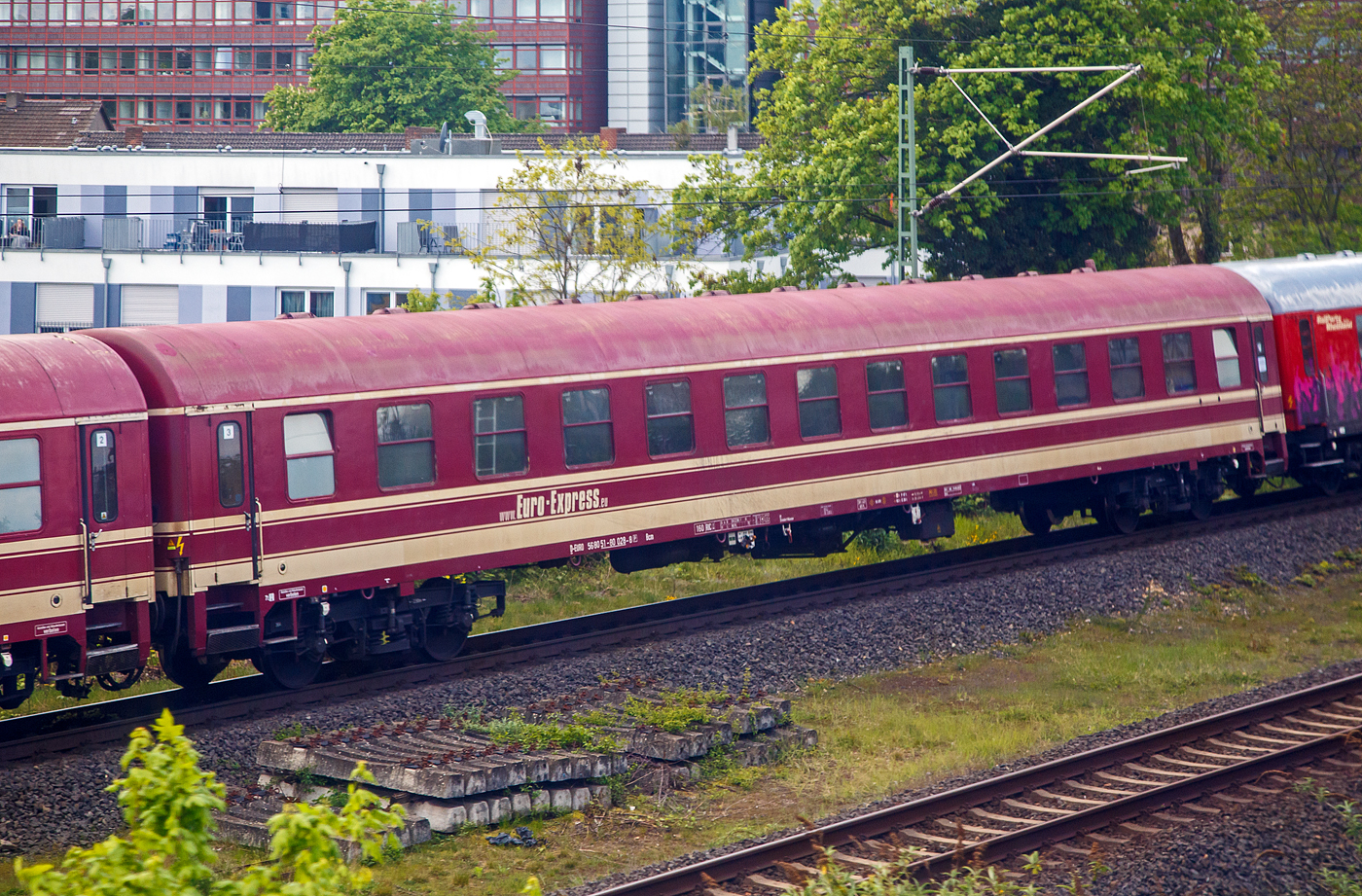 Der Liegewagen 2. Klasse D-EURO 56 80 51 - 80 028-8 [P] der Gattung Bcm (Bauart Halberstadt) der Euro-Express Sonderzüge GmbH & Co. KG mit Sitz (Münster /Westf.) am 30.04.2023 im Zugverband in Köln-Deutz, aus einem Zug heraus fotografiert.

TECHNISCHE DATEN:
Spurweite: 1.435 mm
Anzahl der Achsen: 4 (in zwei Drehgestellen)
Länge über Puffer: 26.400 mm
Drehzapfenabstand: 19.000 mm
Achsstand im Drehgestell: 2.500 mm
Zulässige Höchstgeschwindigkeit: 160 km/h
Zulassungen: International einsetzbar

Innenausstattung:
• Abteilwagen mit je 5 Liege- / 6 Sitzplätzen pro Abteil
• 10 Abteile, sowie ein Schaffner- /Mehrzweckabteil (inkl. Kühlschrank)
• 50 Liege- / 60 Sitzplätze
• Zwei WCs mit Waschgelegenheiten und geschlossenem WC-System
• Drei separate Waschräume

Komfortausstattung:
• Wechsel zwischen Sitz- und Liegeplatz
• Staufach für das Gepäck im Abteil
• Fenster zum Öffnen
• Klimaunterstützung
• Mit Musik und Durchsagen beschallbar,  Regelung der Musiklautstärke in jedem Abteil
• Von Innen verschließbare Abteile
    
Das Unternehmen Euro-Express Sonderzüge GmbH & Co. KG mit Sitz in Münster (Westfalen) ist einer der größten Veranstalter von Sonderzügen in Europa. Man hat 25 Jahre Erfahrung als Anbieter von Sonderzügen und eine etwa 50 Wagen umfassende Fahrzeugflotte.
