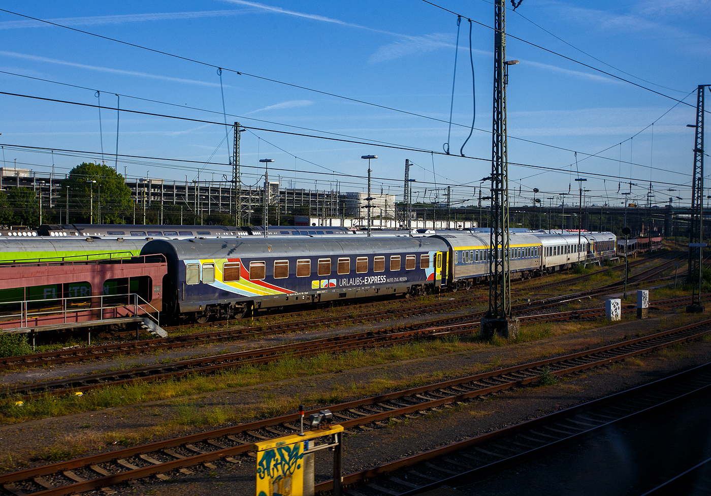 Der Liegewagen der 2. Wagenklasse des UEX - Urlaubs-Express (teil der Train4you Vertriebs GmbH/MSM Gruppe) der Gattung Bcvmh, eingestellt als NL-MSM 61 84 05-90 108-2 (der MSM Gruppe Inh. Niko Maedge e.K., Köln), abgestellt am 20 Mai 2025 im Zugverband in Köln-Deutzerfeld. 

Der Wagen wurde 1980 als Bcvmh 028 von der Waggon Union (WU) in Berlin-Borsigwalde gebaut und an die DB – Deutsche Bundesbahn geliefert. 
Der Wagen hatte folgende Bezeichnungen:
Ab 1980 - DB 61 80 05-90 108-6
Ab 1984 - NS 61 84 50-90 108-6, Bvcmh C4 (für Touristik-Union International, Hannover/TUI Ferien-Express
Ab 2004 - NL-EETC 61 84 05-90 108-2
Ab 2014 - 61 84 05-90 108-2 NL-MSM, Bcvmh (MSM Gruppe)
 
TECHNISCHE DATEN:
Spurweite: 1.435 mm (Normalspur)
Achsfolge: 2'2'
Länge über Puffer: 26.400 mm
Wagenkastenlänge: 26.100 mm
Drehzapfenabstand: 19.000 mm
Leergewicht: 53 t
Höchstgeschwindigkeit: 200 km/h
Sitz-/Liegeplätze: 42
Dienstabteil: 1
Toiletten: 1
Bremse: KE-GPR-Mg (D)
