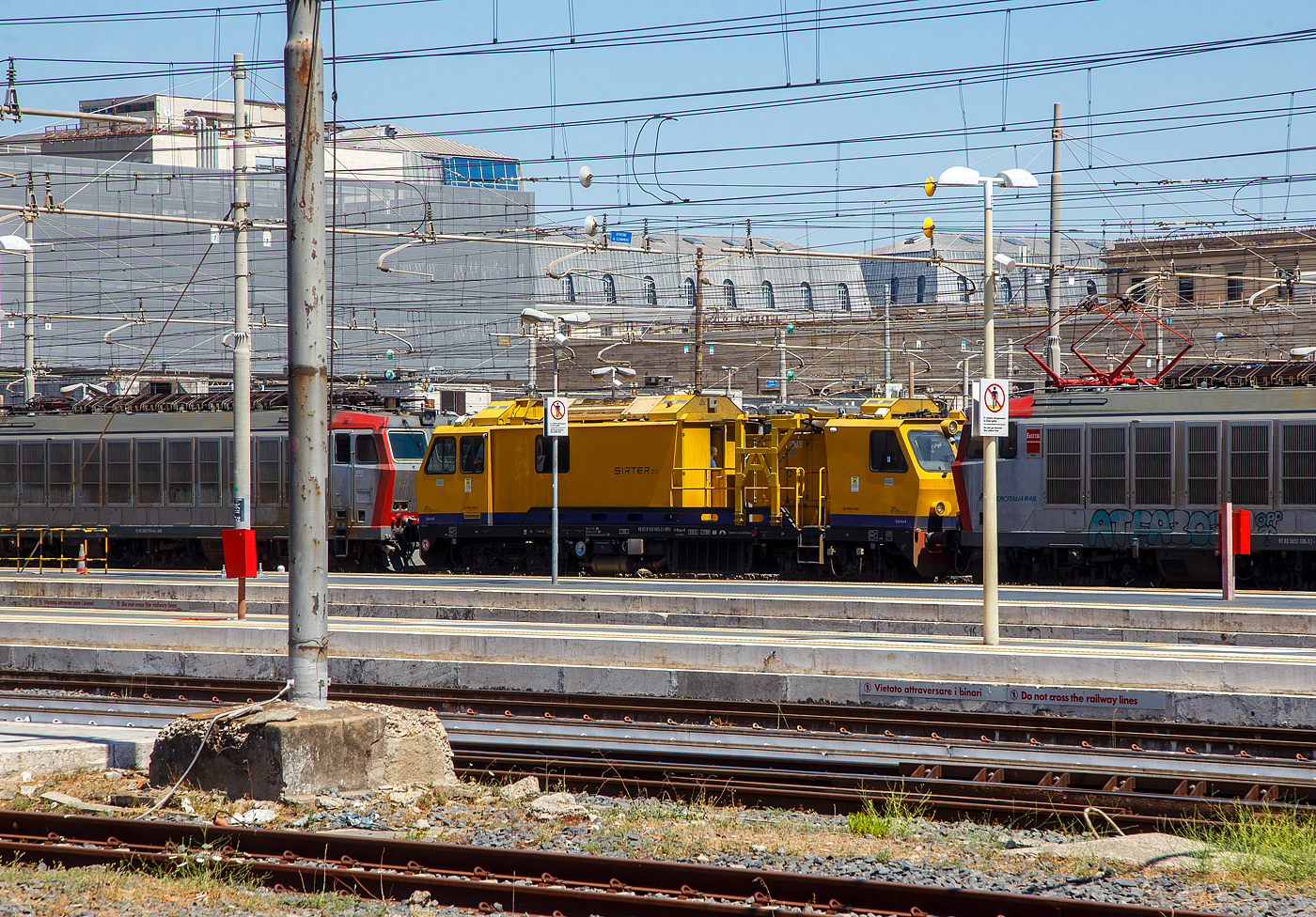 Der MerMec Mess- und Diagnose-Dieseltriebwagen SIRTER 2.0 / D.165.005 (99 83 9 165 005-3 I-RFI) der RFI - Rete Ferroviaria Italiana im Sandwich zwischen zwei „Tigern“ E.652.091-6 und E.652.138-5 (91 83 2652 091-6 I-MIR und 91 83 2652 138-5 I-MIR), sechsachsige E-Loks, der Mercitalia Rail S.r.l. am 14. Juli 2022 im Bahnhof Roma Termini.

Der Diagnose-Triebwagen (Autocarrello Diagnostico) namens SIRTER 2.0 dient zur Überprüfung der Geometrie und des Verschleißes von Gleis und Oberleitung, er wurde von der MER MEC S.p.A. in Monopoli (Italien) gebaut. 

TECHNISCHE DATEN (laut Anschriften):
Spurweite: 1.435 mm (Normalspur)
Begrenzungslinie: G1
Anzahl der Achsen: 4 (In 2 Drehgestellen)
Länge über Puffer: 16.240 mm
Drehzapfenabstand: 9.500 mm
Achsabstand im Drehgestell: 1.800 mm
Laufraddurchmesser: 920 mm (neu) / 840 mm (abgenutzt)
Höchstgeschwindigkeit: 100 km/h
Eigengewicht: 44 t
Dienstgewicht: 49 t
Bremse: Freno WU (LL)
Fährbootwinkel: max. 1° (In Italien für die Überfahrt nach Sizilien noch wichtig)
Kleinster befahrbarer Gleisbogen: R = 80 m

In dem Fahrzeug sind wohl 2 Dieselmotore verbaut, einer unter dem Fahrzeug als PowerPack für den Antrieb, sowie einer auf dem Fahrzeug für die elektrische Stromerzeug. Leider sind im Netz keine weiteren Angaben vorhanden. 
