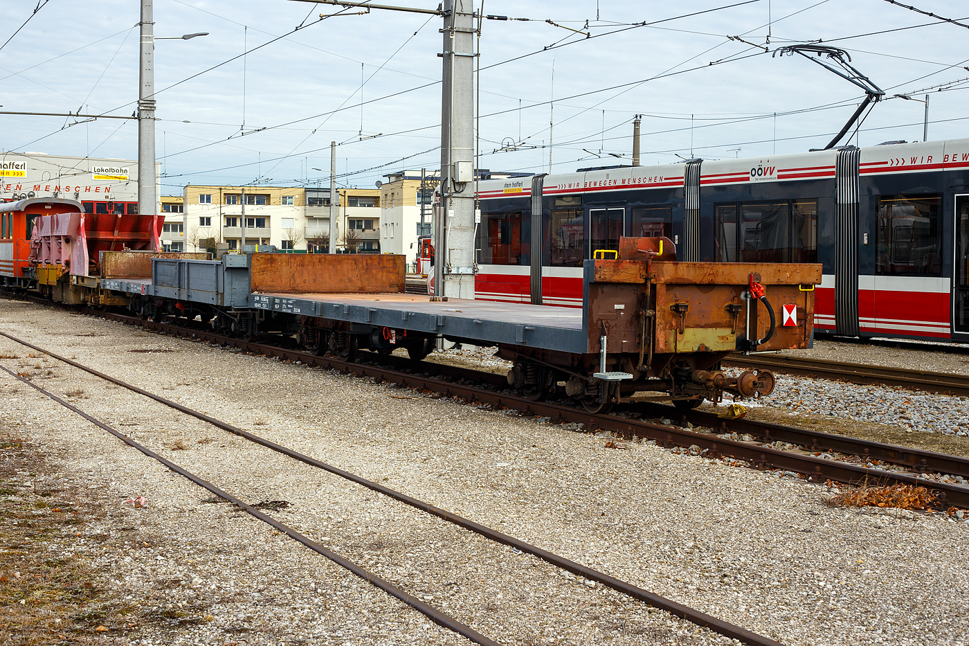 Der meterspurige vierachsige Flachwagen A-StH N 26 421 der Stern & Hafferl Verkehrsgesellschaft m.b.H., ex Brohltalbahn ???, ist am 14 Januar 2025 beim Bahnhof Vorchdorf-Eggenberg abgestellt.

Der Wagen wurde 1958 von der Waggonbau Brüninghaus GmbH in Schwerte-Westhofen gebaut und an die Brohltalbahn geliefert. Wann er vom Rhein nach Österreich ging ist mir unbekannt. Nach dem Nummernschema der StH ist dieser Wagen (26) der Lokalbahn Vöcklamarkt–Attersee (Attenseebahn) zugeordnet. 

TECHNISCHE DATEN:
Spurweite: 1.000 mm (Meterspur)
Hersteller: Brüninghaus
Baujahr: 1958
Länge über Kupplung: 11.000 mm
Drehzapfenabstand: 6.600 mm
Länge der Ladefläche: 9.780 mm
Ladefläche: 24,6 m²
Eigengewicht: 10.000 kg
Tragfähigkeit: 20.000 kg
Bremse: KE-P
Handbremse: Ja
