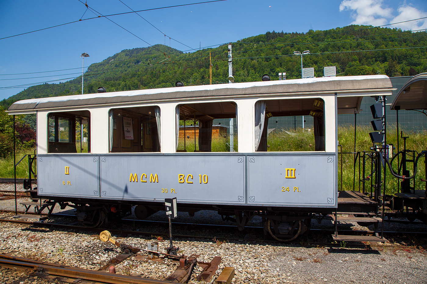 Der meterspurige zweiachsige  2./3. Klasse Großraumwagen MCM  BC² 10 
der Museumsbahn Blonay–Chamby am 27 Mai 2023 im Bahnhof Blonay. 

Der Wagen wurde 1908, zur Betriebseröffnung der meterspurigen Monthey-Champéry-Morgins-Bahn (MCM, heute AOMC), von der Schweizerischen Industrie-Gesellschaft (SIG) in Neuhausen am Rheinfall gebaut. Anlässlich der 100-Jahres-Feier der Aigle–Ollon–Monthey–Champéry-Bahn (AOMC) im Jahre 2008 kehrte er (als kurzer Gast) auf seine Stammstrecke zurück und wurde bei den Transports Publics du Chablais (TPC) in En Châlex zusammen mit dem elektrischen Personentriebwagen mit Gepäckabteil für den gemischten Zahnrad- und Adhäsionsbetrieb BCFeh 4/4 6 aufgearbeitet. 

TECHNISCHE DATEN:
Hersteller: SIG, Neuhausen
Baujahr: 1908
Spurweite: 1.000 mm
Anzahl der Achsen: 2
Länge über Puffer : 8.700 mm
Länge Wagenkasten: 7.800 mm (mit Plattformen)
Breite: 2.400 mm
Achsabstand: 4.500 mm
Eigengewicht: 6,4 t
Sitzplätze: 6 (2. Klasse) und 24 (3. Klasse)
