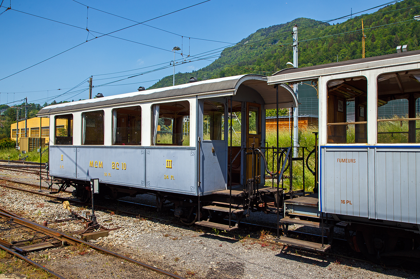 Der meterspurige zweiachsige  2./3. Klasse Großraumwagen MCM  BC² 10 
der Museumsbahn Blonay–Chamby am 27 Mai 2023 im Bahnhof Blonay. 

Der Wagen wurde 1908, zur Betriebseröffnung der meterspurigen Monthey-Champéry-Morgins-Bahn (MCM, heute AOMC), von der Schweizerischen Industrie-Gesellschaft (SIG) in Neuhausen am Rheinfall gebaut. Anlässlich der 100-Jahres-Feier der Aigle–Ollon–Monthey–Champéry-Bahn (AOMC) im Jahre 2008 kehrte er (als kurzer Gast) auf seine Stammstrecke zurück und wurde bei den Transports Publics du Chablais (TPC) in En Châlex zusammen mit dem elektrischen Personentriebwagen mit Gepäckabteil für den gemischten Zahnrad- und Adhäsionsbetrieb BCFeh 4/4 6 aufgearbeitet. 

TECHNISCHE DATEN:
Hersteller: SIG, Neuhausen
Baujahr: 1908
Spurweite: 1.000 mm
Anzahl der Achsen: 2
Länge über Puffer : 8.700 mm
Länge Wagenkasten: 7.800 mm (mit Plattformen)
Breite: 2.400 mm
Achsabstand: 4.500 mm
Eigengewicht: 6,4 t
Sitzplätze: 6 (2. Klasse) und 24 (3. Klasse)
