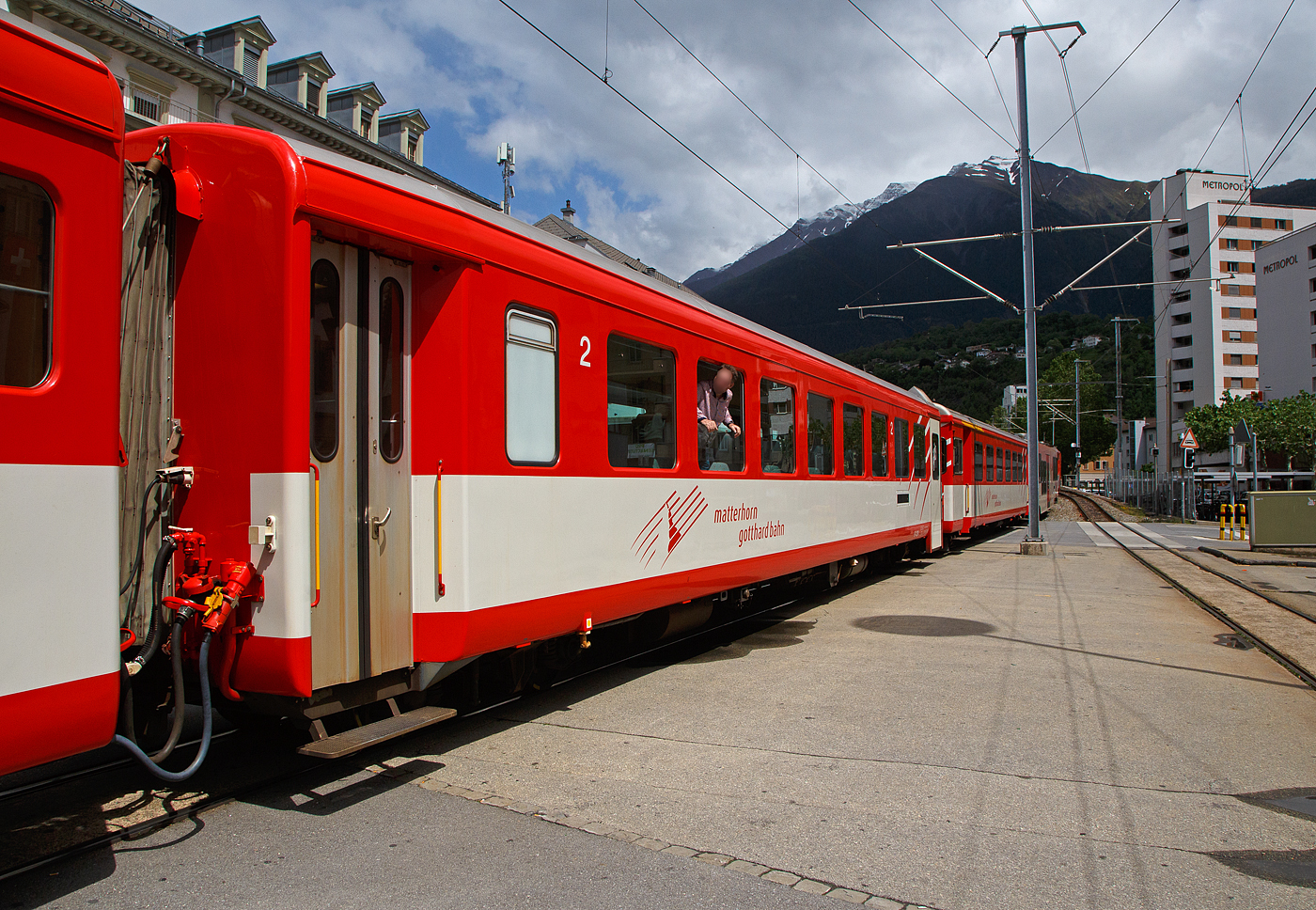 Der MGB 2. Klasse Reisezugwagen B 4254 (ein ex FO Leichtmetallwagen fr Pendelzug) am 25.05.2023 im Zugverband in Brig.

Mit der Einfhrung von Pendelzgen wurde ein groer Schritt zur Rationalisierung des FO-Regionalverkehrs vollzogen. 1971/1972 lieferte die SIG vier dunkelrot lackierte Zuggarnituren, bestehend aus den Zahnrad-Gepcktriebwagen Deh 4/4 I 51-55 (Triebdrehgestelle von SLM und elektrische Ausrstung von BBC), den Zweitklasse-Wagen B 4251-4258 sowie den Steuerwagen ABt 4151-4154. Diese schmalspurigen SIG EW 1 (Einheitswagen) wurden fr die ehemalige Furka-Oberalp-Bahn (FO) wurden verkrzten Ausfhrung gebaut. Bis zur Fusion der FO und der BVZ zur MGB 2003 und der Einfhrung des Wind-Design trugen sie ein helleres Rot sowie das FO-typische weie Band.

TECHNISCHE DATEN:
Hersteller: SIG (Schweizerische Industrie-Gesellschaft in Neuhausen am Rheinfall)
Serie: B 4251–58 (8 Stck), Baujahr 1971
Spurweite: 1.000 mm
Lnge ber Puffer 17.020 mm
Drehgestelle: SIG-S mit Bremszahnrad
Eigengewicht: 13,3 t
Sitzpltze: 64 in der 2. Klasse 
Zul. Hchstgeschwindigkeit: 90 km/h
Zugelassen fr Netz der: MGB und RhB
