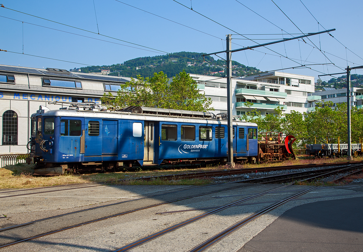 Der MOB Triebwagen BDe 4/4 3006  GoldenPass Services  mit dem vorgestellten MOB Schneepflug X 12 wartet am 28. Mai 2023 in Vevey noch auf Schnee.

Der Triebwagen wurden 1946 von SIG / BBC / MOB gebaut und als CFe 4/4 3006 in Betrieb genommen, Umzeichnungen erfolgten 1956 in BFe 4/4 und 1962 in BDe 4/4. Im Jahr 1986 wurde die Fhrerstands Einrichtung (Seite Montreux) ausgebaut (Einbau in den Steuerwagen Ast 117). 1997 ging er zum Baudienst, 2007 wurde ein Personalabteil und in den ehemaligen Gepckabteilen wurden je eine Laufschiene fr eine Krankatze eingebaut. Diese erlauben das Be- und Entladen von Baudienstmaterial. Zwischen 1997 und 2015 war der Triebwagen mit stndig mit dem BDe 4/4 3005 (als Paar) gekuppelt, siehe http://hellertal.startbilder.de/bild/schweiz~privatbahnen~mob-montreuxa8211berner-oberland-bahn/718793/die-mob-triebwagen-bde-44-3006.html
Im Jahr 2015 erhielten beide Triebwagen wieder einen 2. Fhrerstand und knnen so wieder einzeln fahren. Zudem erfolgte ein Einbau von Rechteckscheinwerfer an beiden Stirnfronten.

TECHNISCHE DATEN:
Spurweite: 1.000 mm (Meterspur)
Achsformel: Bo’Bo’
Lnge ber Puffer: 16.620 mm
Lnge des Kastens: 15.620 mm
Drehzapfenabstand: 11.350 mm
Achsabstand im Drehgestell: 2.450 mm
Triebraddurchmesser: 850 mm (neu)
Hhe: 3.600 mm
Breite: 2.700 mm
Stundenleistung: 463 kW
Stundenzugkraft : 5,10 t
bersetzung: 1:5,67
Hchstgeschwindigkeit: 75 km/h
Eigengewicht: 36 t
Ladeflche: 12,4 m
Zuladungsgewicht: 4,0 t
Bremsen: Hs / V / C / Cr / X
